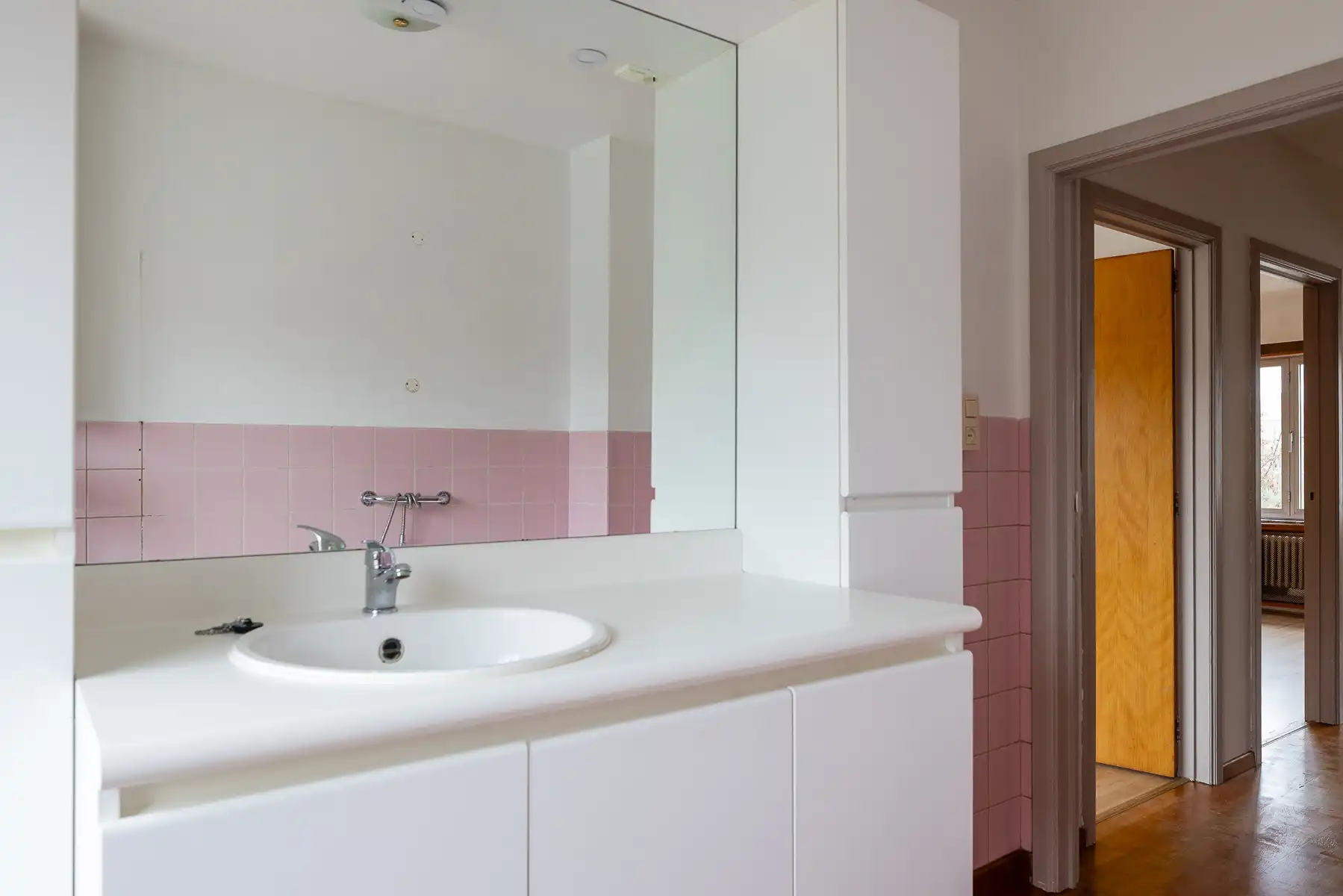 Ruime woning met buitenkoer en garage foto 16