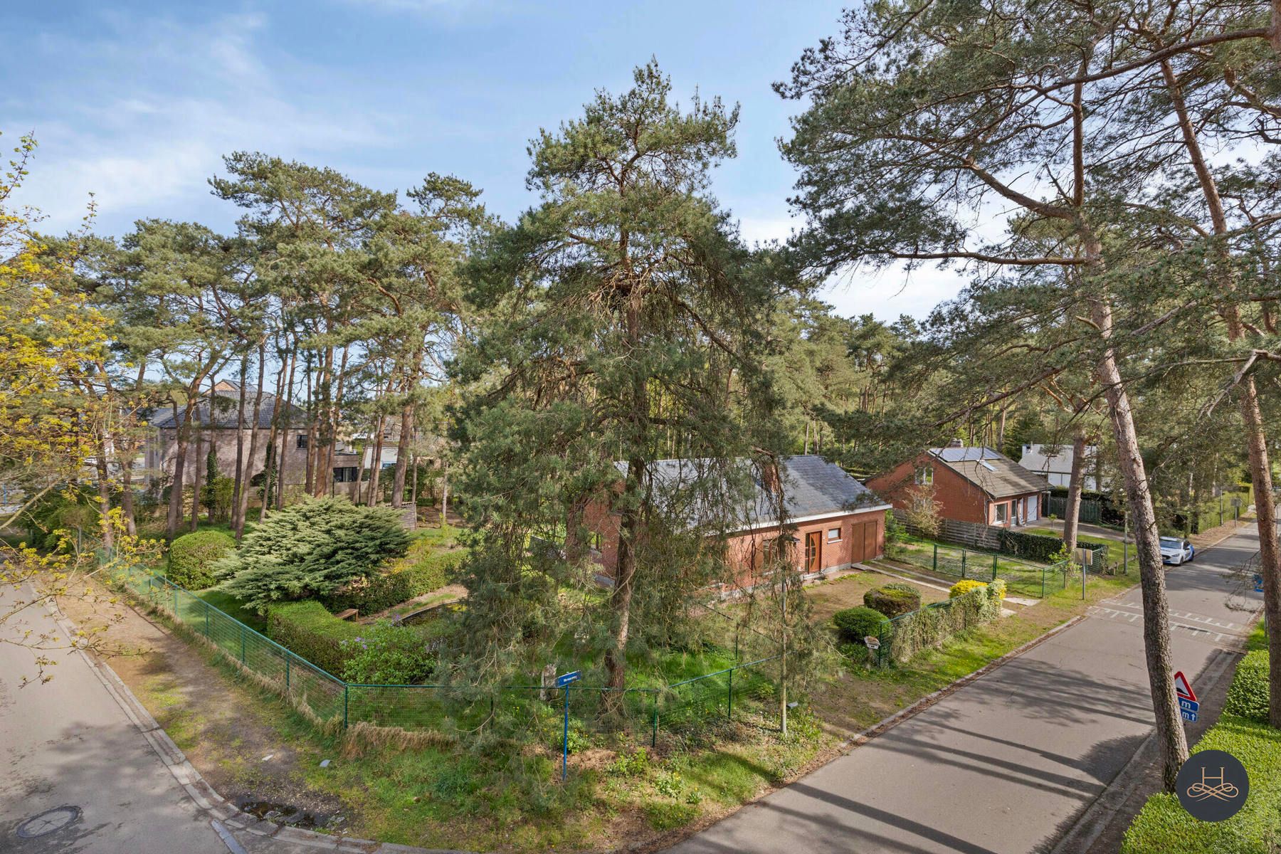 In het groen gelegen openstaande en te renoveren woning  foto 3