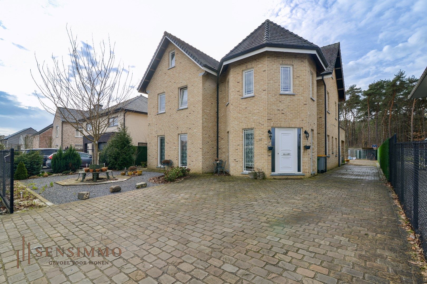 Ruime woning van 383m² bewoonbare oppervlakte met 6 slaapkamers – ideaal voor bedrijven en huisvesting van werknemers. foto 2