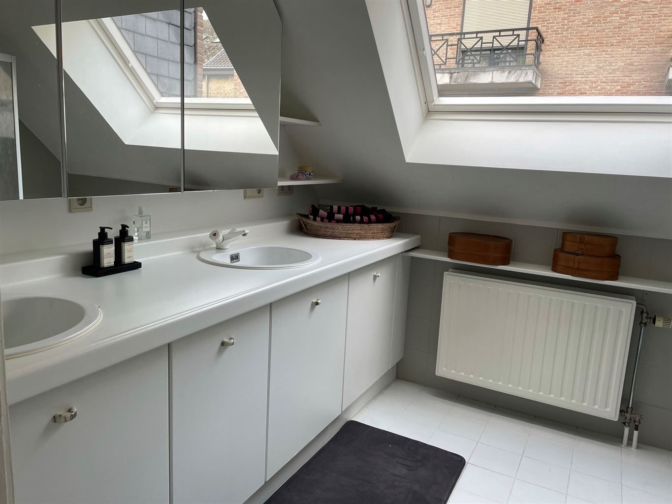 Ruim duplex appartement met 2 slaapkamers en gezellig terras in het centrum van Hasselt.  foto 11