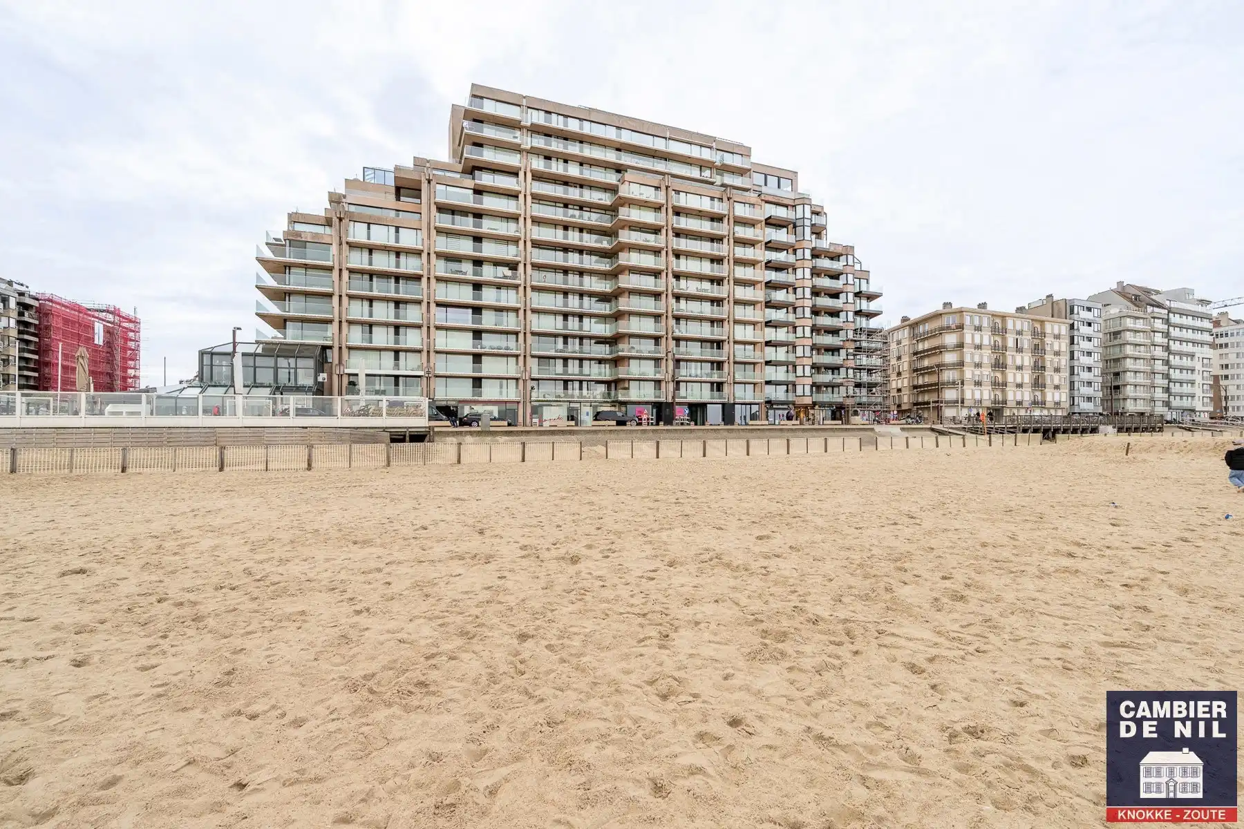 Gemeubeld appartement met frontaal zeezicht aan het Vanbunnenplein foto 31