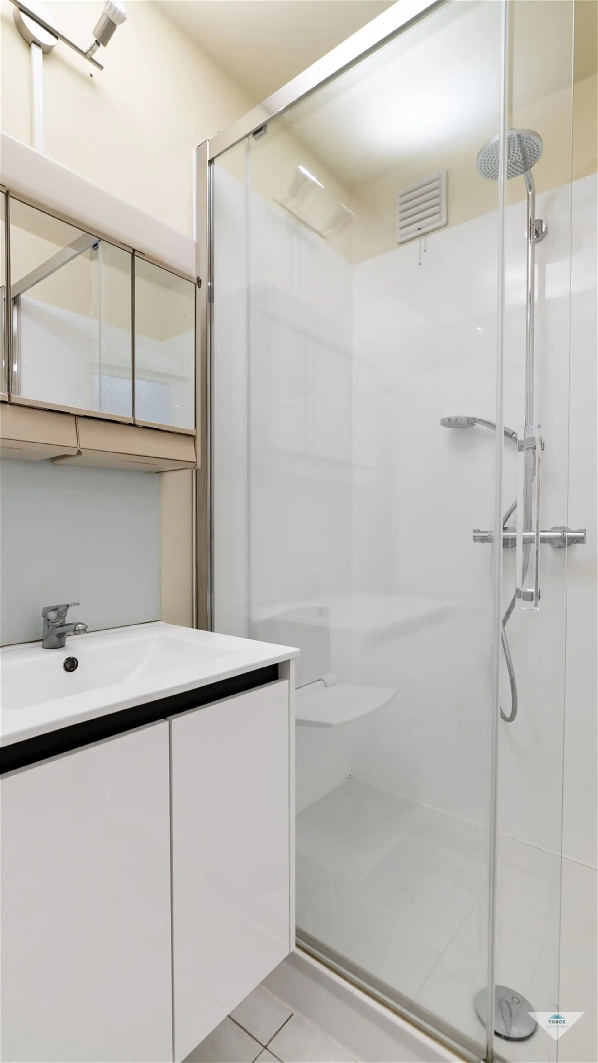 Lichtrijk appartement met garagebox foto 5