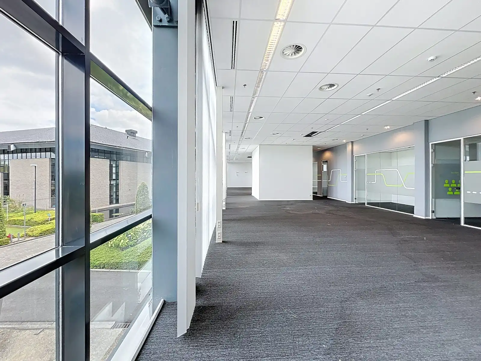 LICHTRIJKE kantoorruimten (1.400 tot 1.800m²) aan ZEER interessante voorwaarden nabij afrit Kortrijk-Oost E17. Onmiddellijk beschikbaar! foto 12