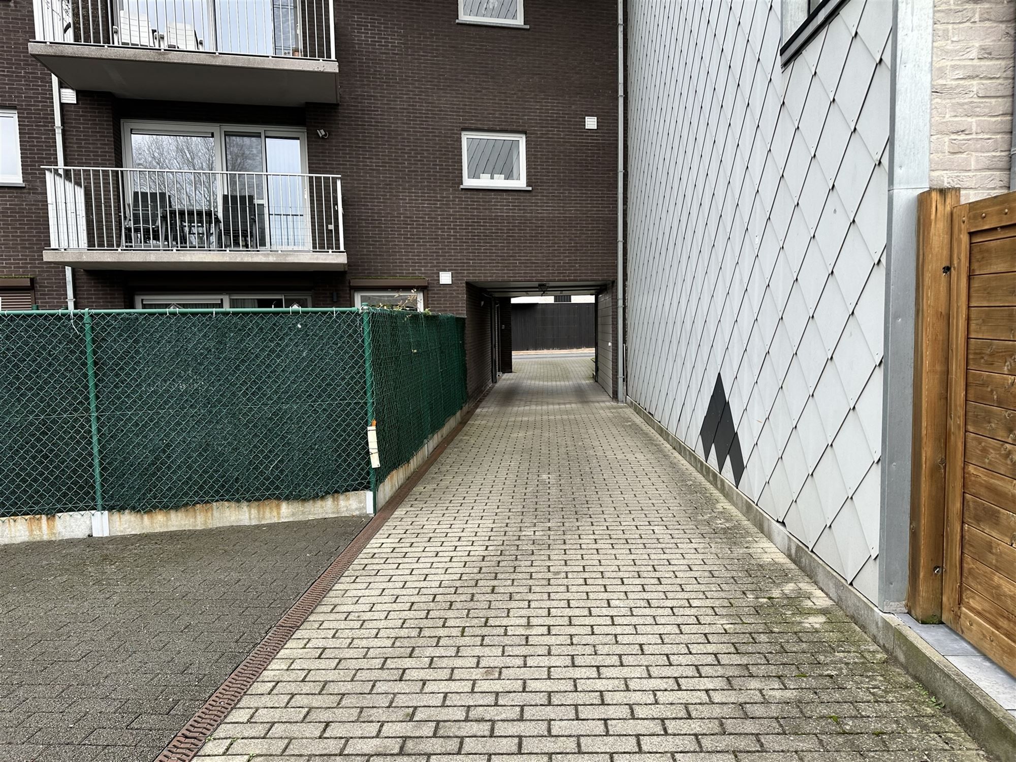 autostaanplaats op afgesloten plaats foto 3