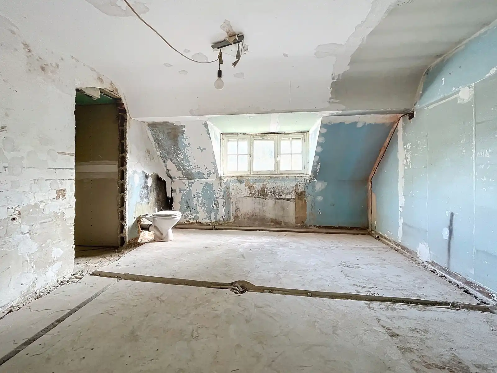 Zeer ruim huis met praktijk/pol. ruimte op terrein van 40a. foto 13