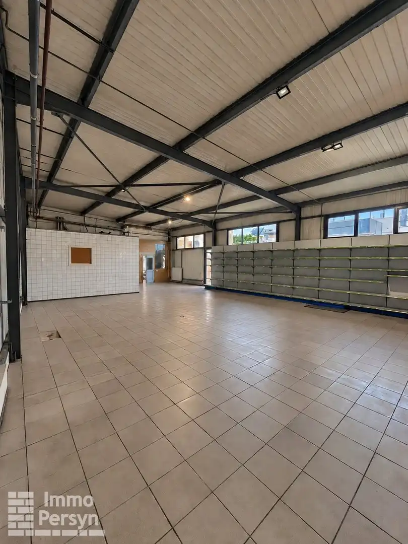 Handelspand (800m²!) + woonst (220m²) + Buitenruimte (600m2) foto {{pictureIndex}}