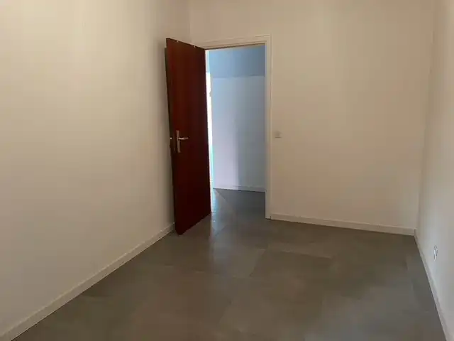 Ongemeubeld appartement met twee slaapkamers. Aan de achterkant van de Zeedijk. foto 12