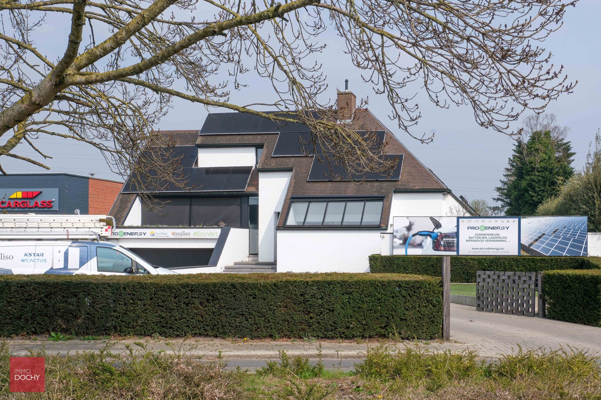 Commercieel gelegen kantoorcomplex met privé-woonst (villa) foto 2
