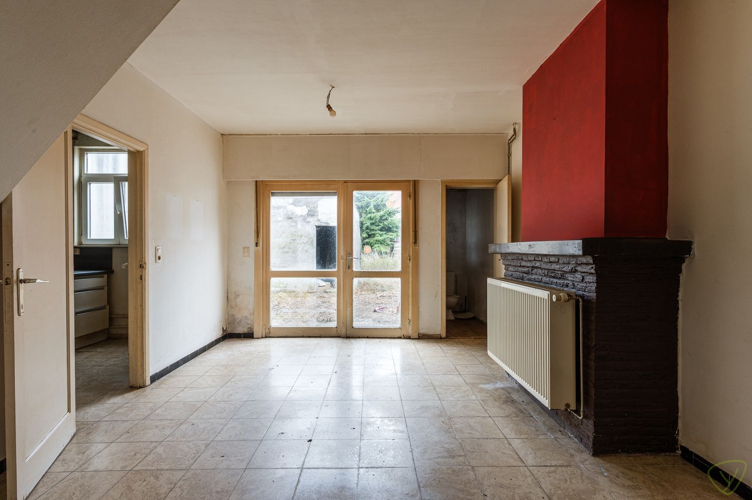 Op te frissen woning met verrassend ruime stadstuin in hartje Eeklo foto 3