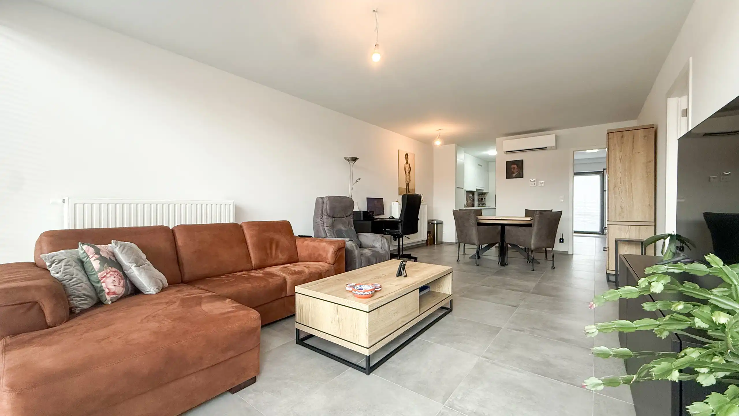 Recent appartement met 2 slpks, parking en berging! foto {{pictureIndex}}