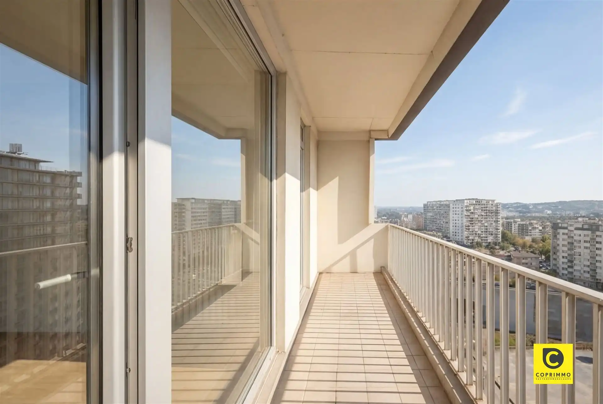 Lichtrijk 2 slaapkamer app + parking foto 5