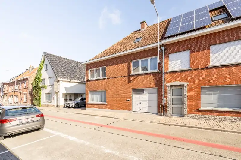 Hoofdfoto van de publicatie: Ruime woning met tuin, 2 garages en 4 slaapkamers.