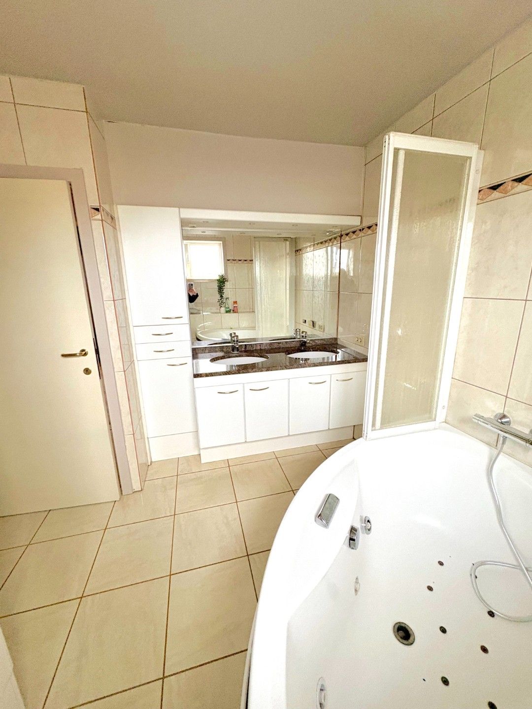 Lichtrijk duplex appartement met 3 slaapkamers en 2 badkamers in het charmante Outrijve (Avelgem)! foto 5