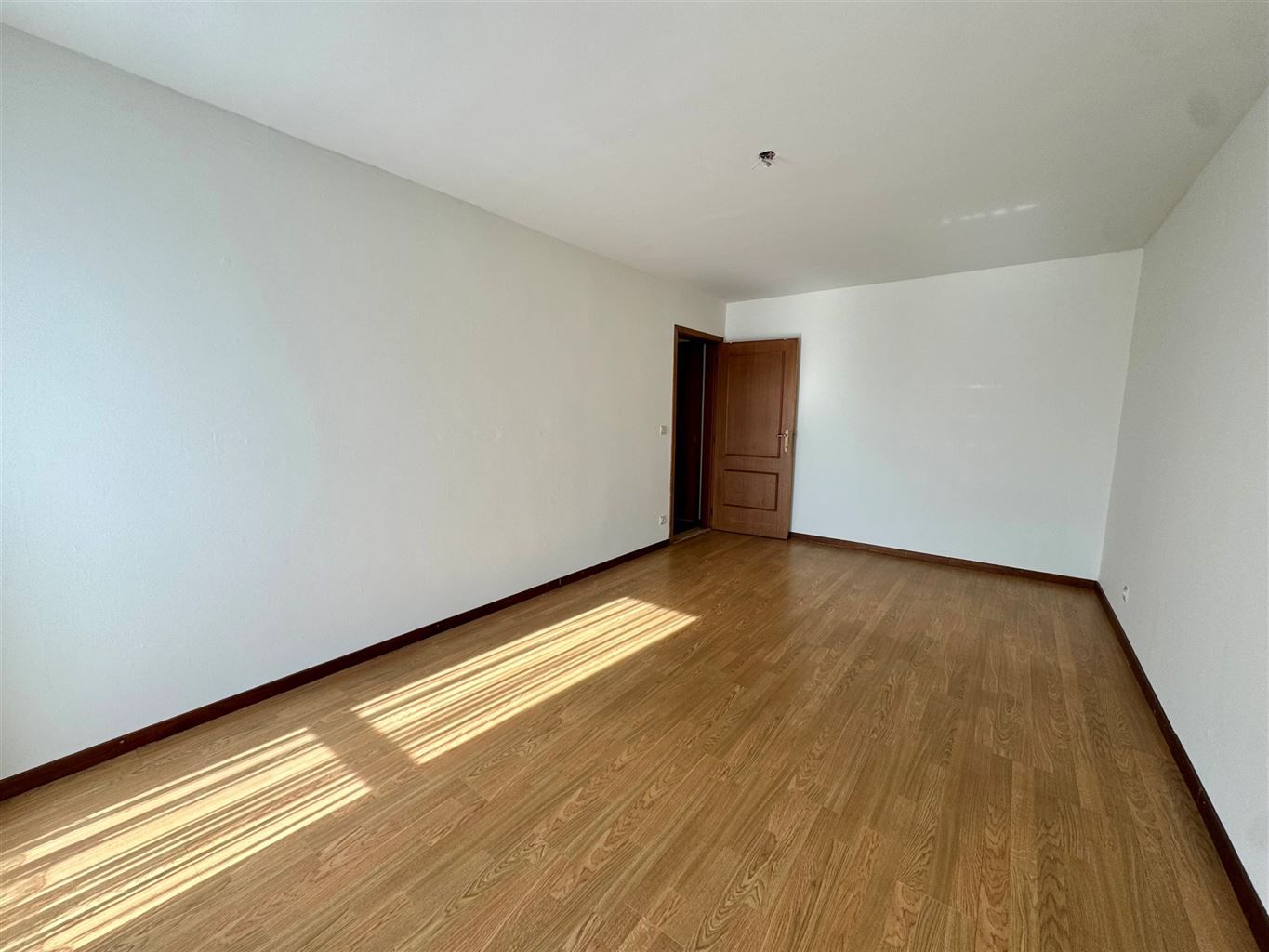 -1-slaapkamer appartement met groot terras nabij het centrum van Maaseik.  foto 7