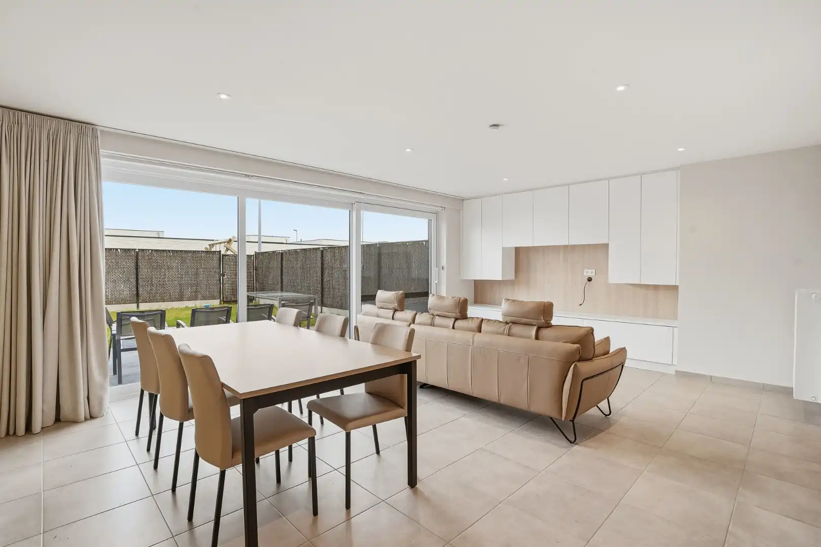 Instapklaar en energiezuinig gelijkvloers appartement met tuin  foto {{pictureIndex}}