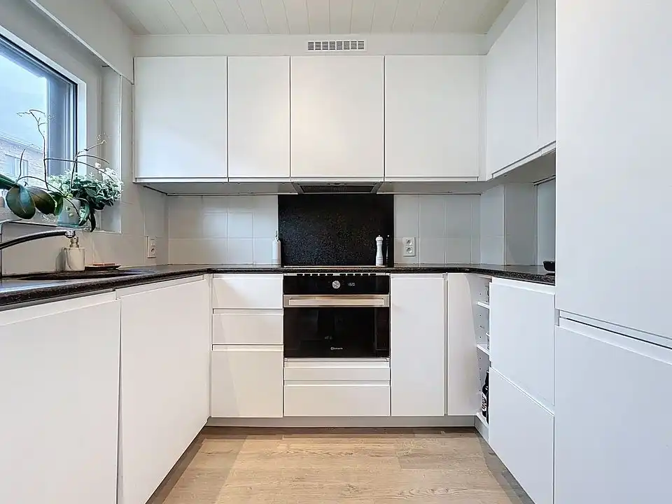Gerenoveerd hoekappartement GLV  (2 slpks + dressing/bureau/babykamer) met tuin en garage foto 11