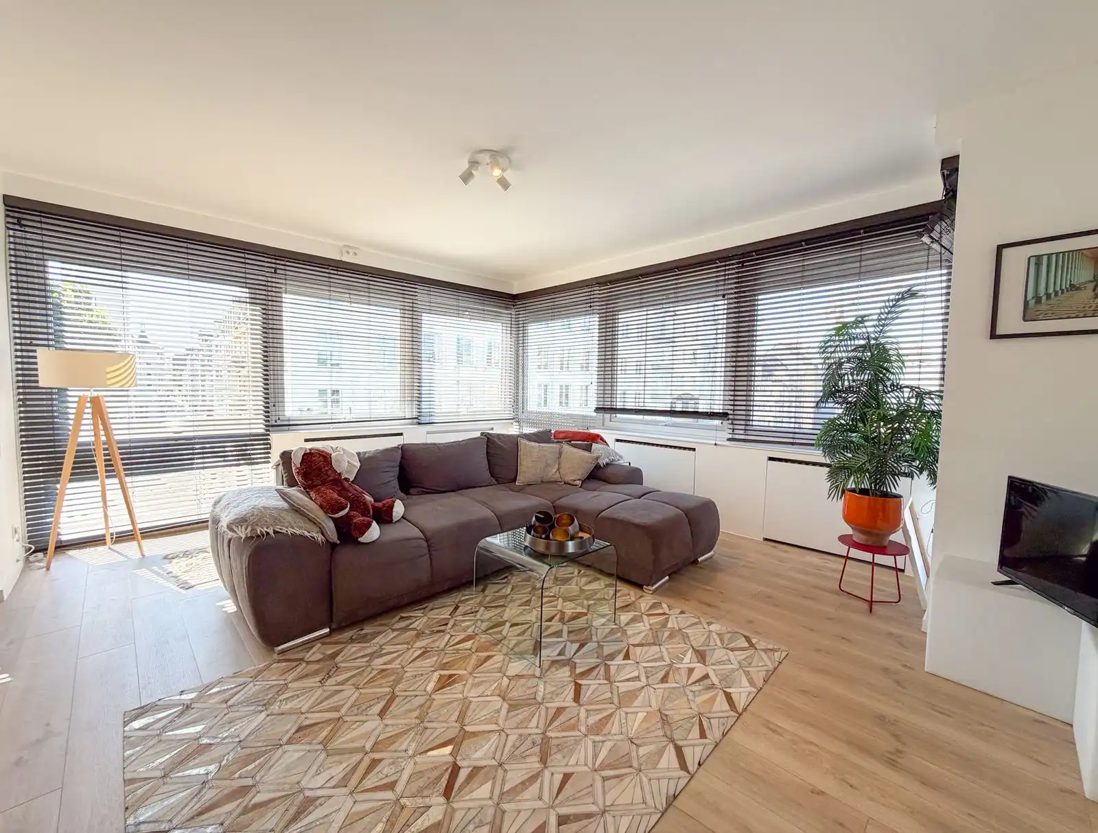 Hoofdfoto van de publicatie: Zonovergoten én gerenoveerd appartement met 2 slpk aan de Groentemarkt in Oostende.