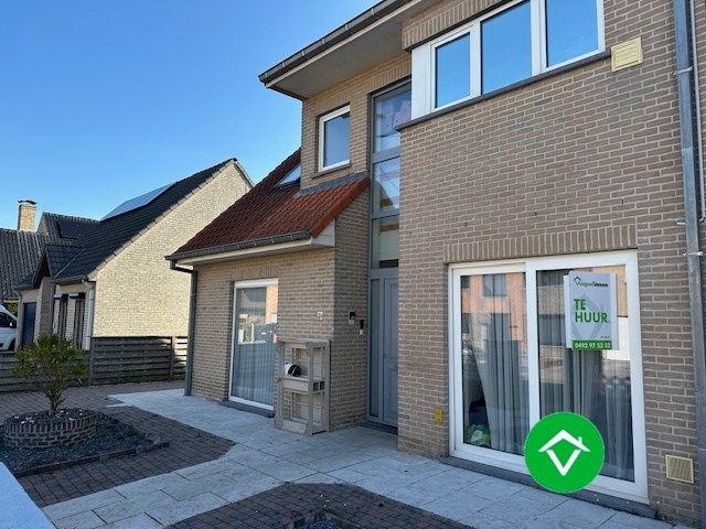 Instapklaar gelijkvloers appartement met tuin en garage in rustige wijk te Eernegem foto {{pictureIndex}}