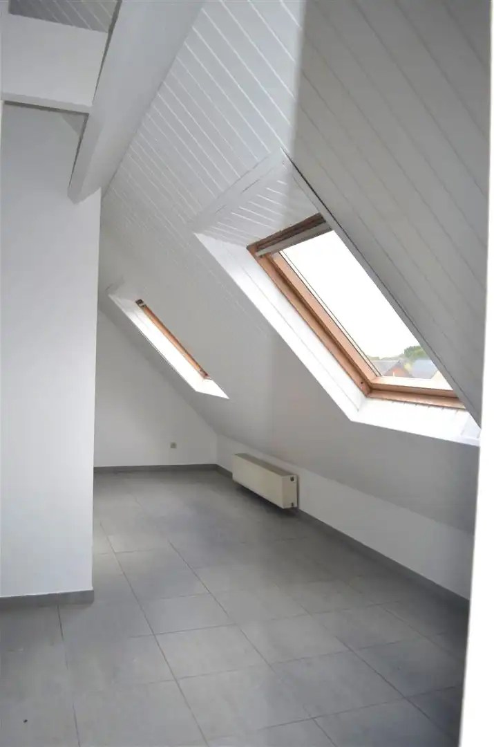 Ruim appartement van bouwjaar 2004 met twee slaapkamers, ondergrondse autostaanplaats en kelder. foto 8