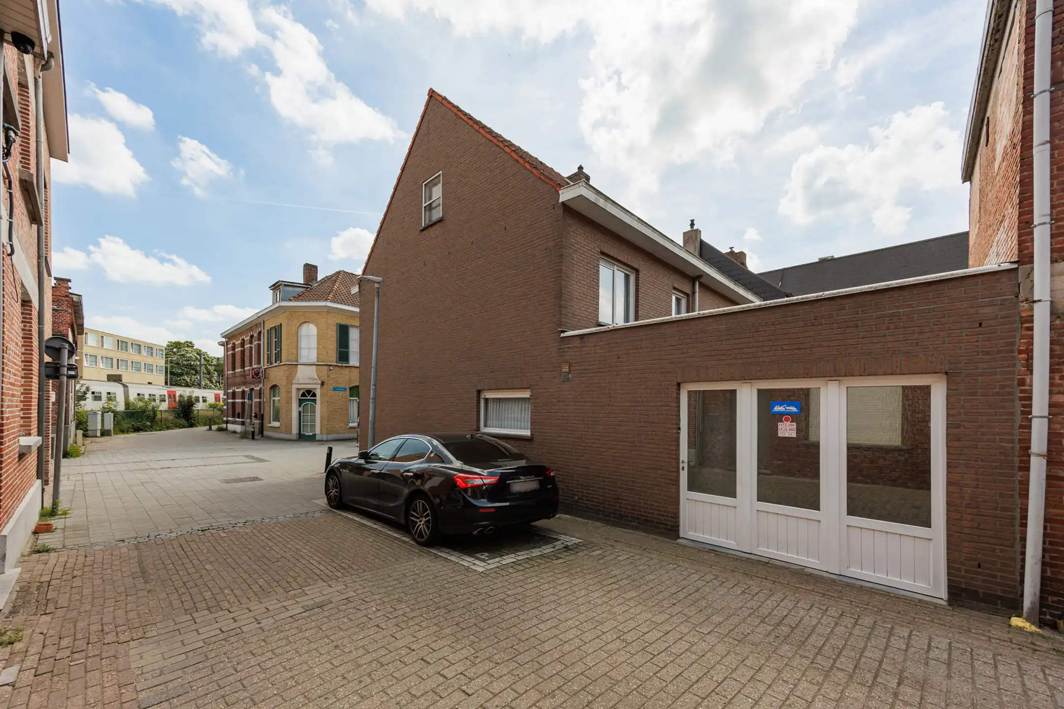 Te renoveren 3slpk-woning met 2 garages & tuin nabij centrum foto 2