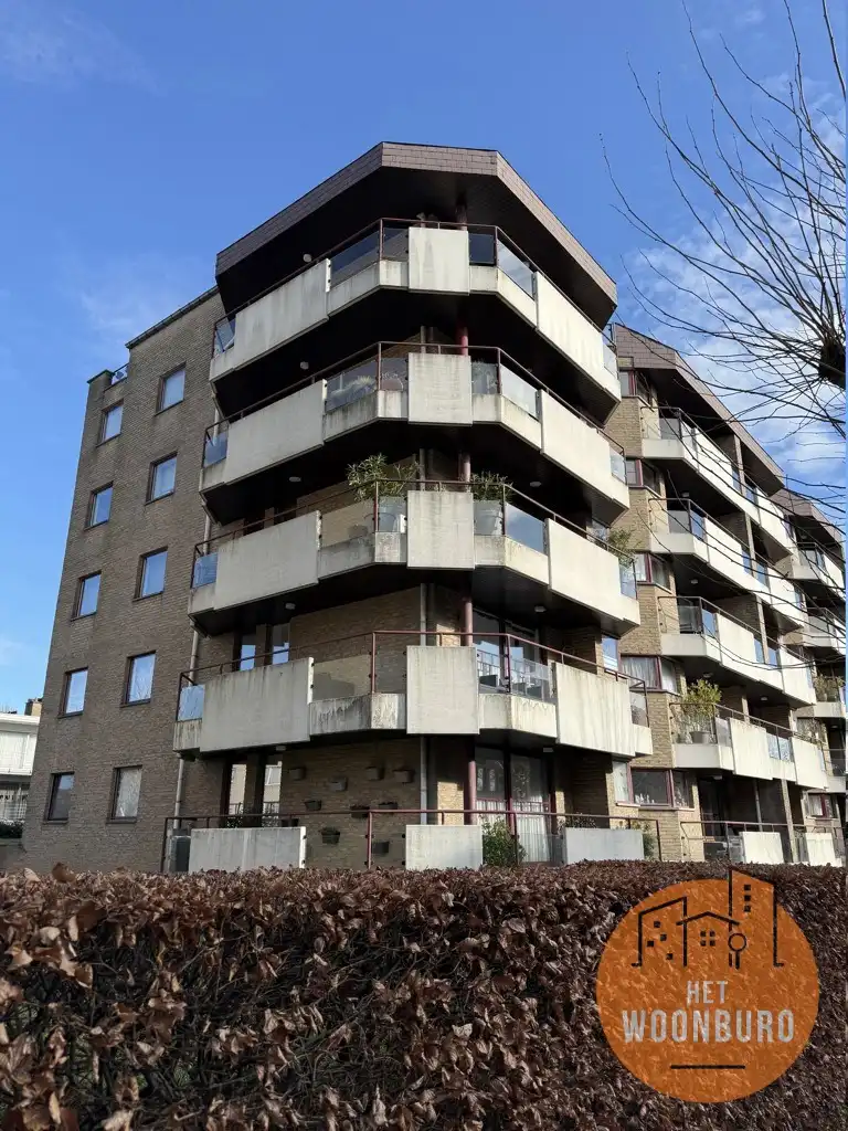 Ruim appartement met 2 slpks, bureau, kelder en staanplaats foto {{pictureIndex}}