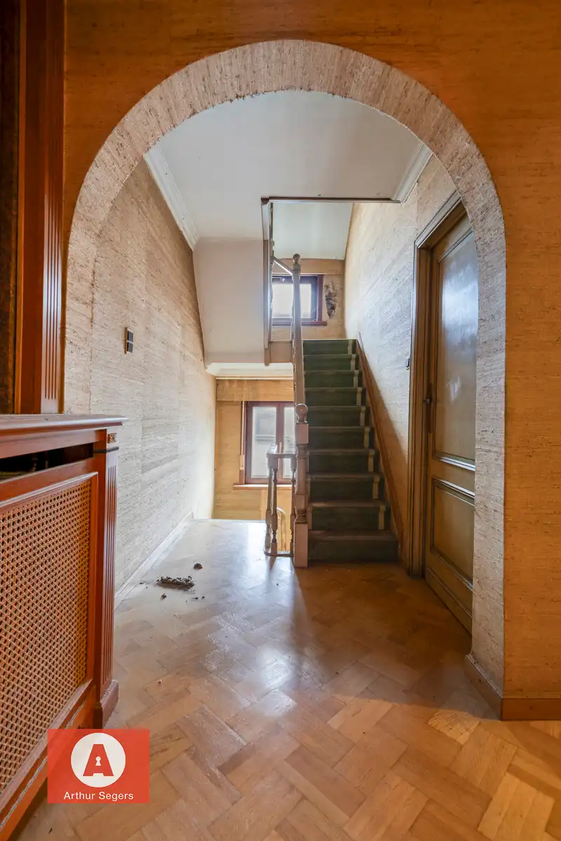 Te renoveren Handelshuis met woonst en inpandige garage.  foto 14