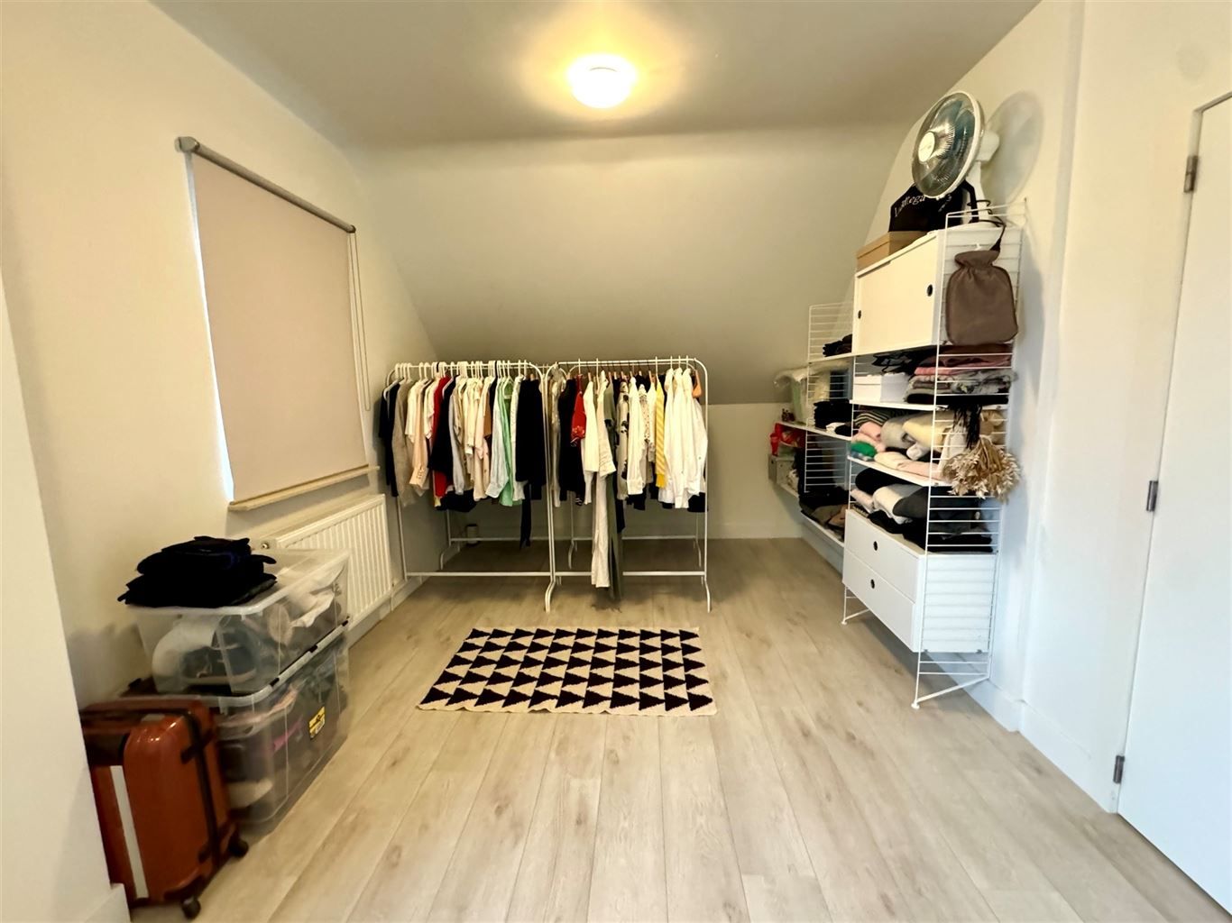 Prachtig duplex-appartement met 3 ruime slaapkamers, groot terras en aparte garage, rustig gelegen nabij het centrum van Maaseik. foto 10