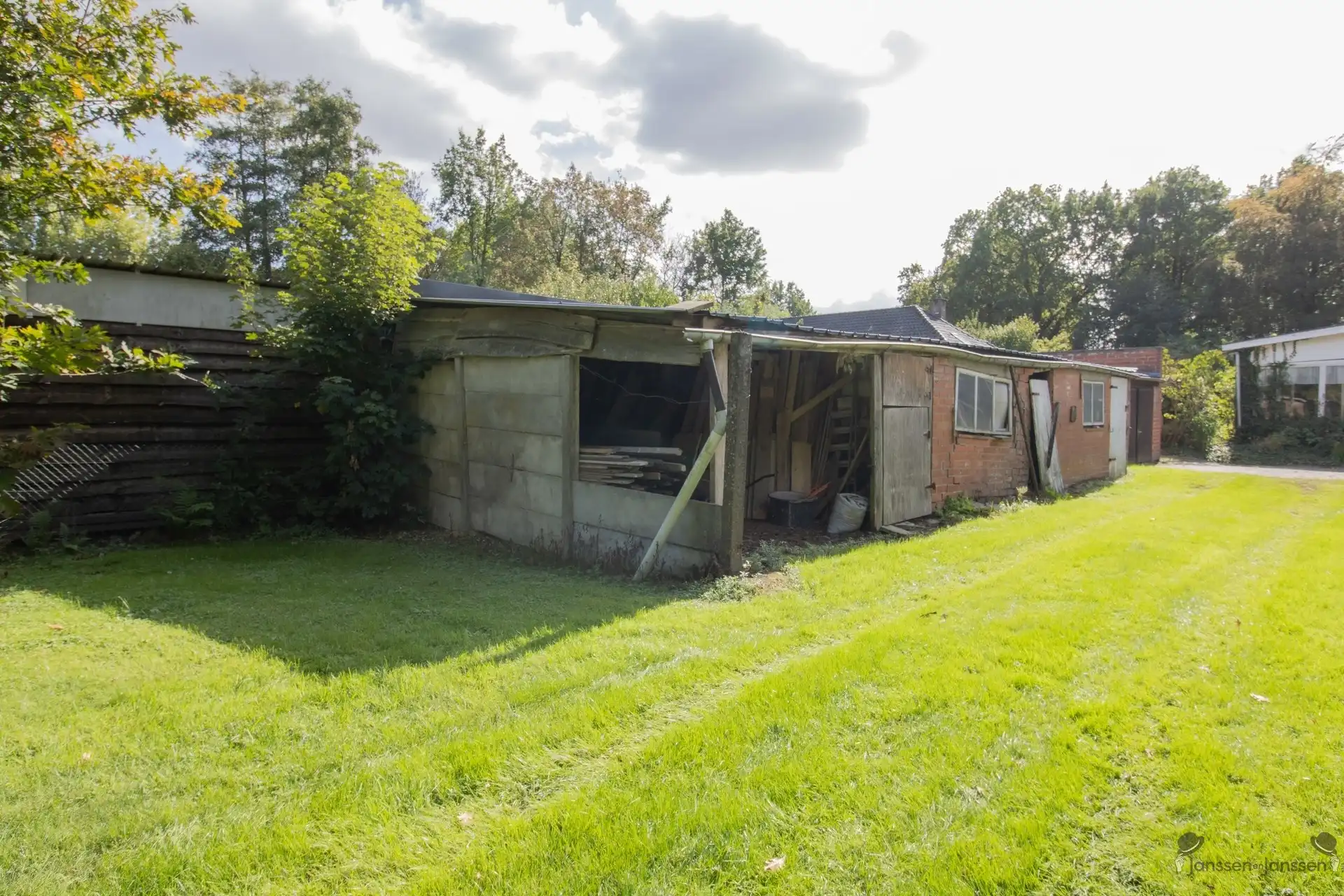 Rustig gelegen te renoveren woning met 5 slaapkamers, ruime garage op 3.990 m² foto 17