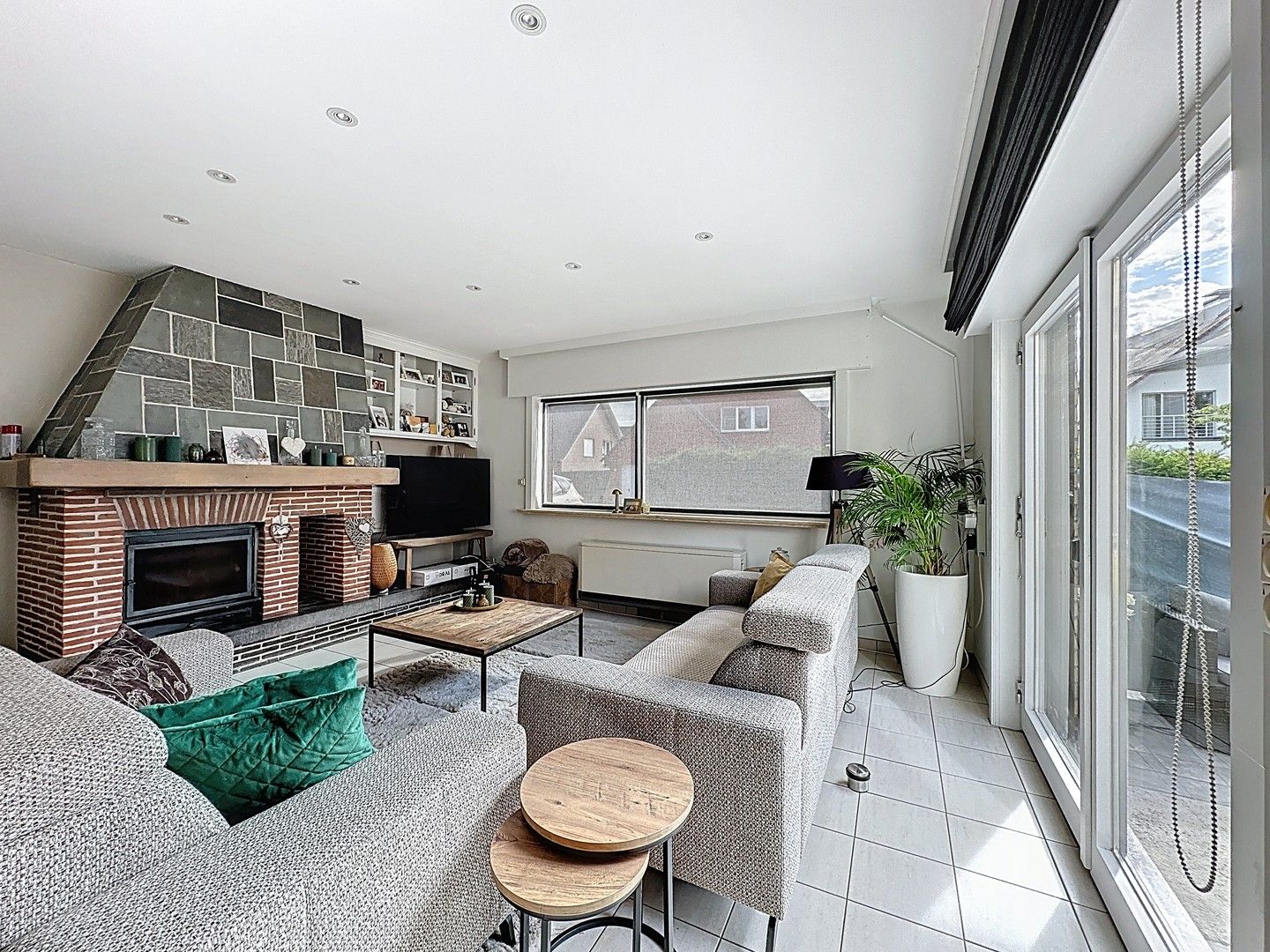 Welgelegen alleenstaande villa-bungalow met tuin. foto 4