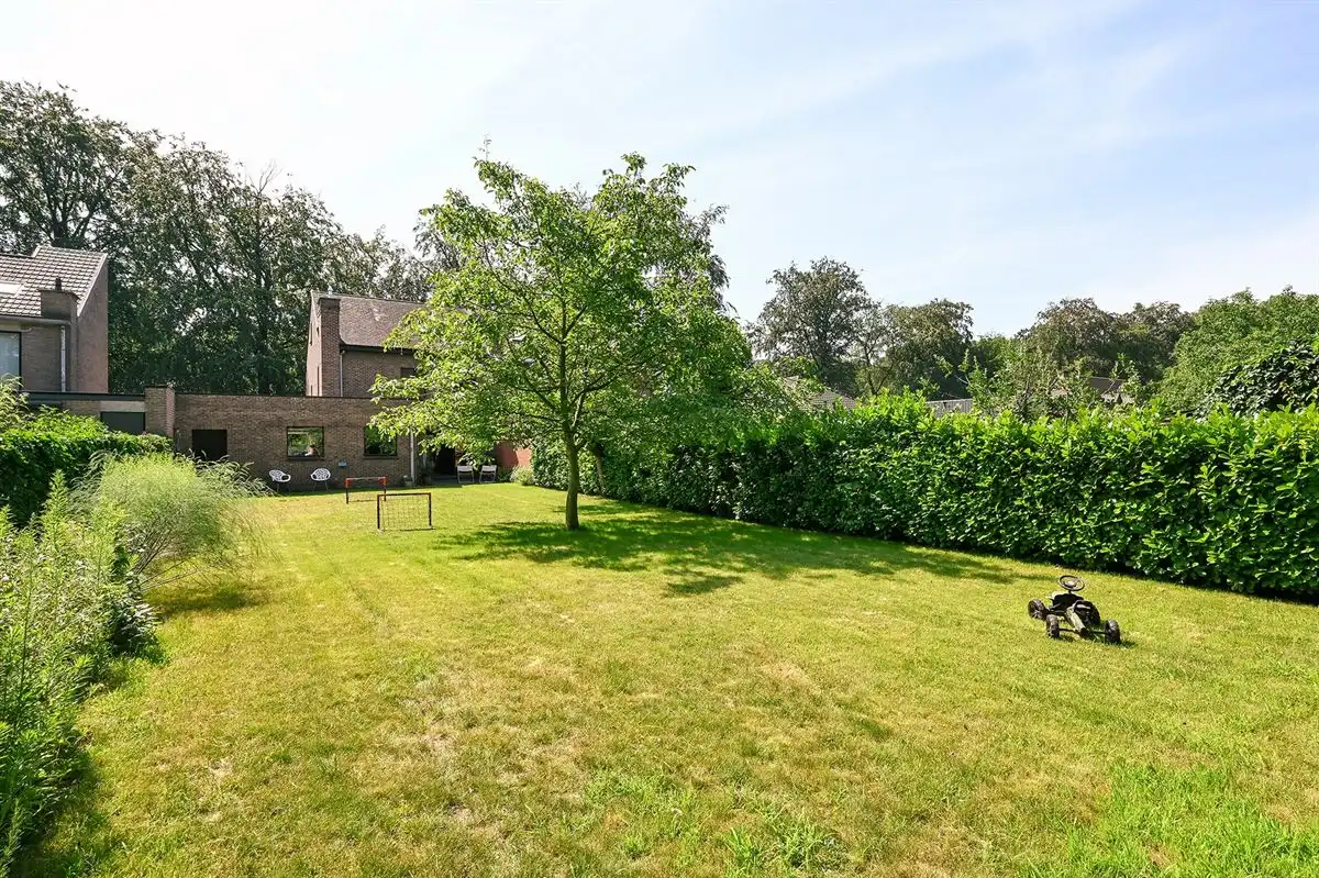Ruime gezinswoning met grote tuin in groene omgeving foto 17