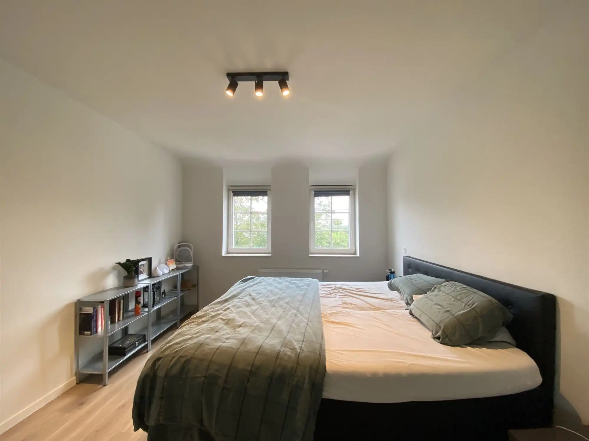 Mooi afgewerkte halfopen woning met 4 slaapkamers en inpandige garage foto 12