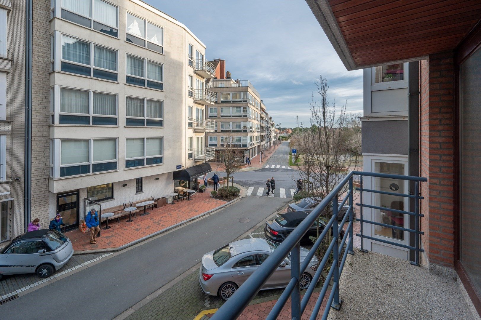 Zeer ruim gemeubeld appartement op wandelafstand van de Zee en de Dumortierlaan! foto 3