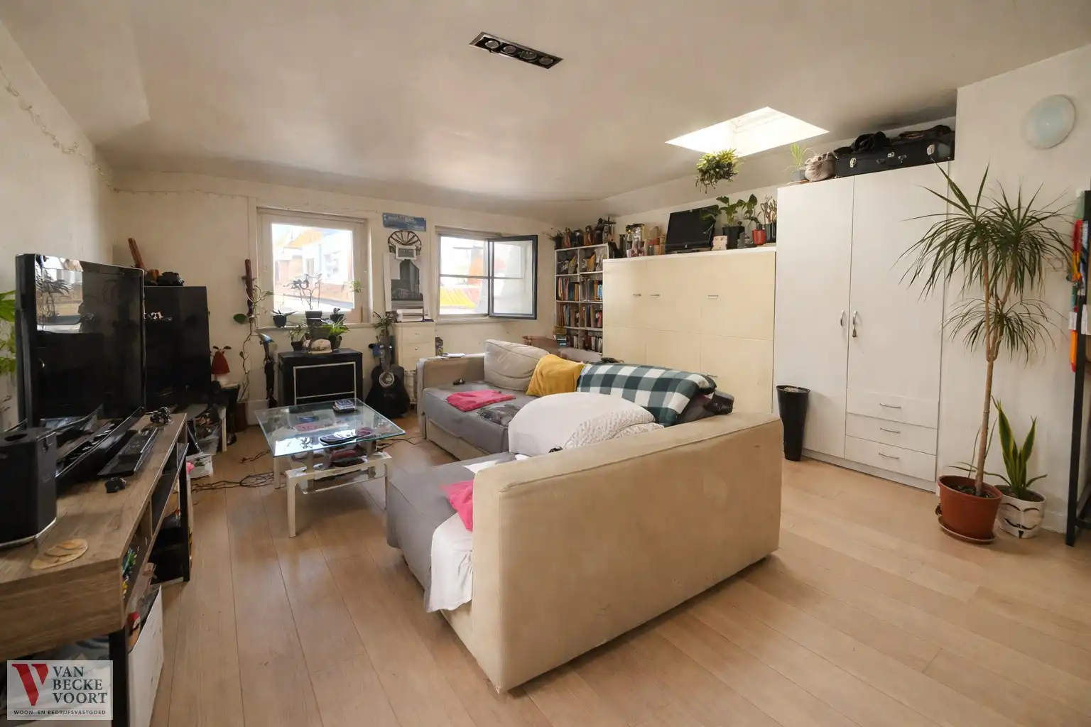 Unieke hoekstudio op pleinlocatie foto 4