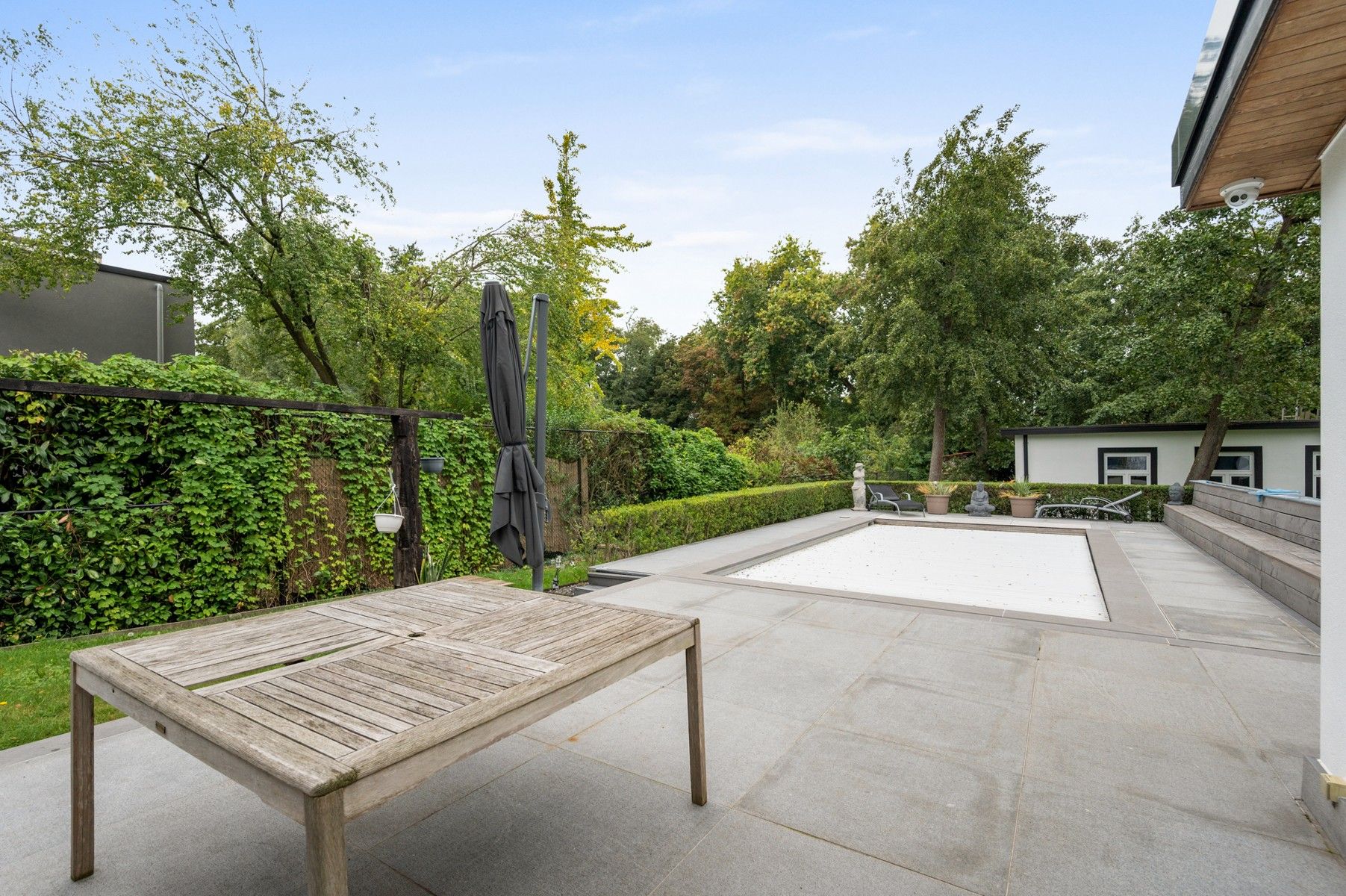 Lichtrijke laagbouwwoning met zwembad en werkplaats foto 7