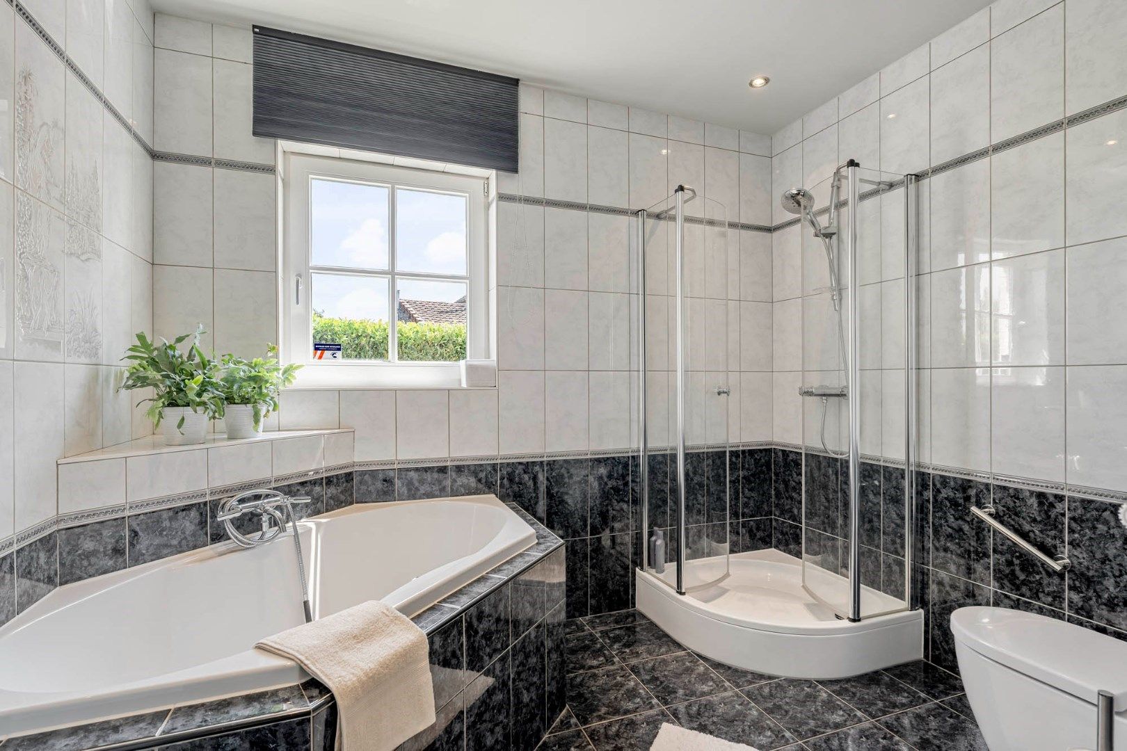 Ruime elegante villa met vrijstaande garage en tuin op 18a 99ca te Lanaken-Smeermaas foto 14