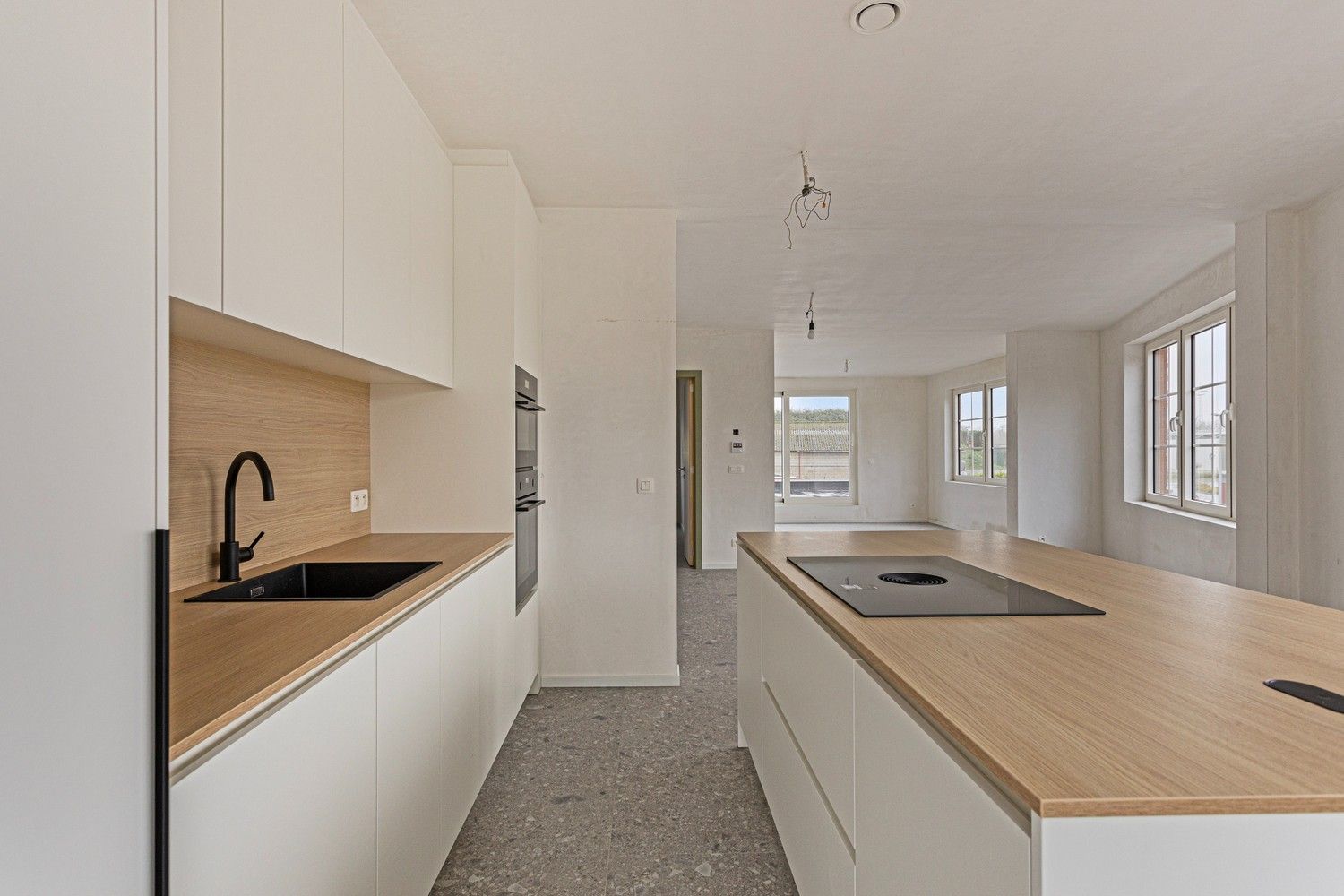 Volledig gerenoveerd duplex-appartement met drie slaapkamers in Lanaken! foto {{pictureIndex}}