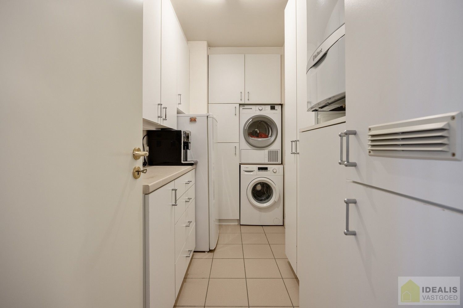 IDEALIS VASTGOED – RUIM INSTAPKLAAR APPARTEMENT IN KLEINSCHALIGE RESIDENTIE MET LICHTRIJKE LEEFRUIMTE, OPEN KEUKEN, HEERLIJK OVERDEKT TERRAS, 3 SLAAPKAMERS, BADKAMER, FIJNE WASPLAATS/BERGING EN INPANDIGE GARAGE OP EEN UITERST GUNSTIGE LOCATIE MIDDEN IN HET CENTRUM VAN PELT!! ZEER GESCHIKT VOOR KANDIDATEN OP ZOEK NAAR INSTAPKLAAR APPARTEMENT foto 21