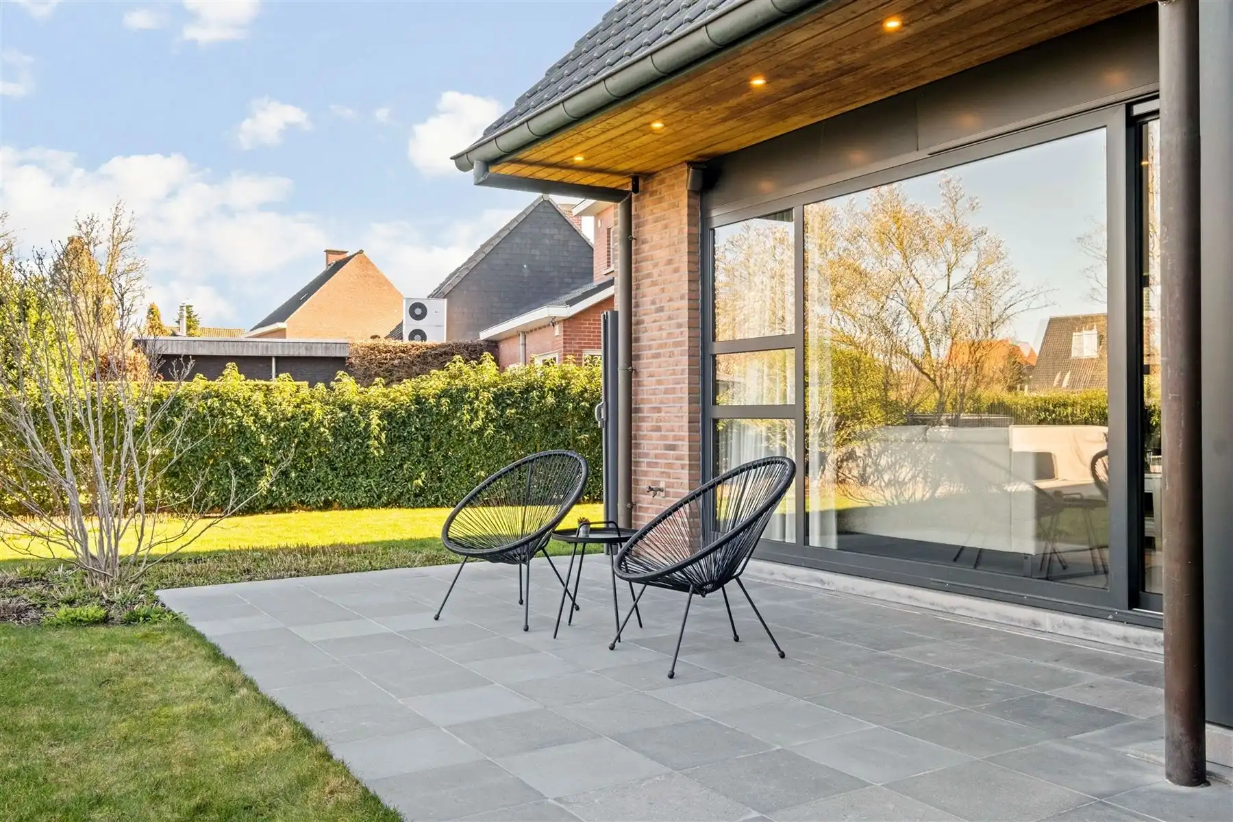 Instapklare gezinswoning met zwembad en multifunctioneel bijgebouw foto 14