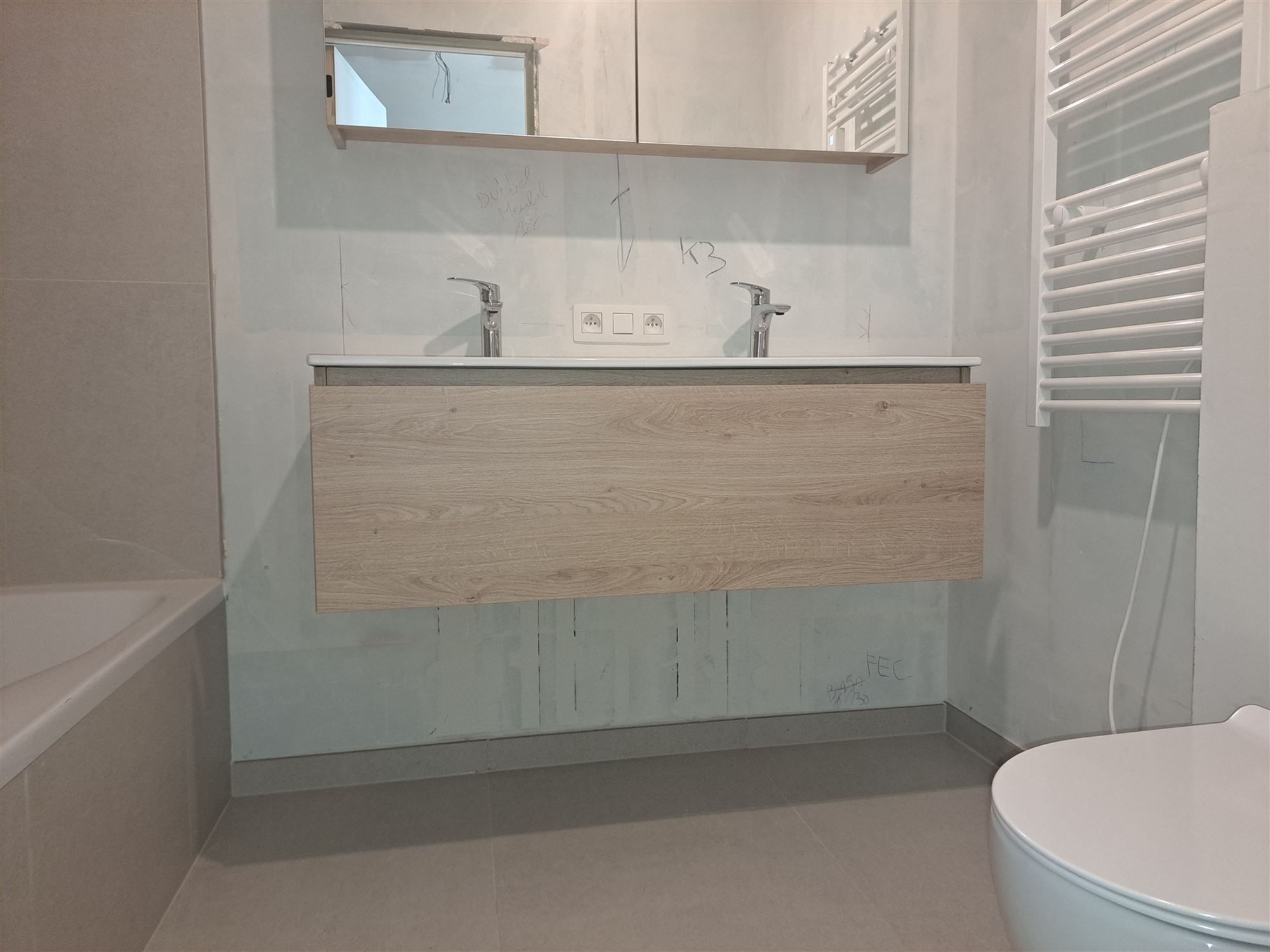 Ontdek dit moderne appartement met een luxueuze afwerking en mooi design. 2 slaapkamers met elk hun badkamer. En met ondergrondse parking. foto 16