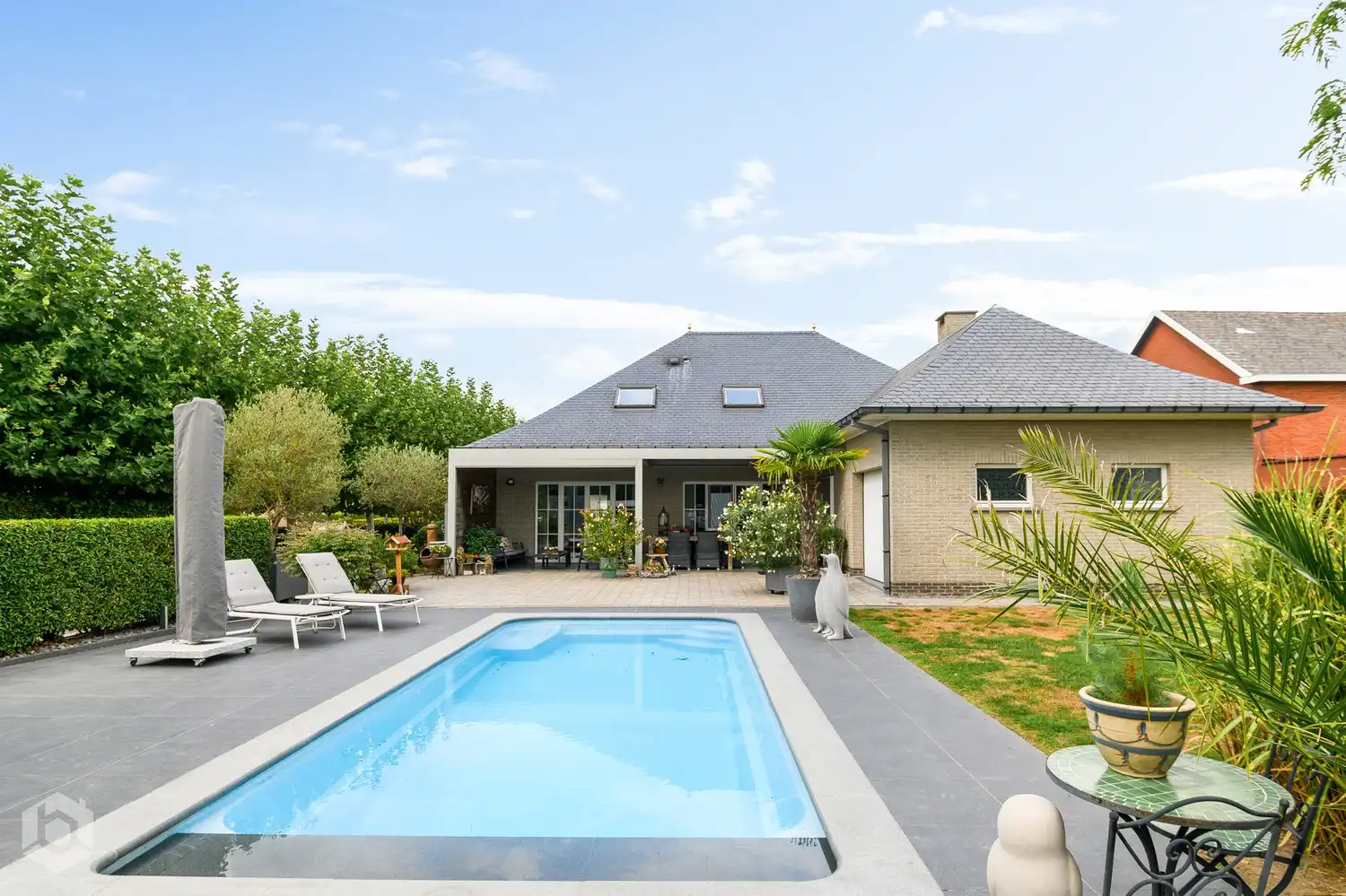 Instapklare villa met 5 slpkrs en zwembad op een perceel van 2.649 m² foto {{pictureIndex}}