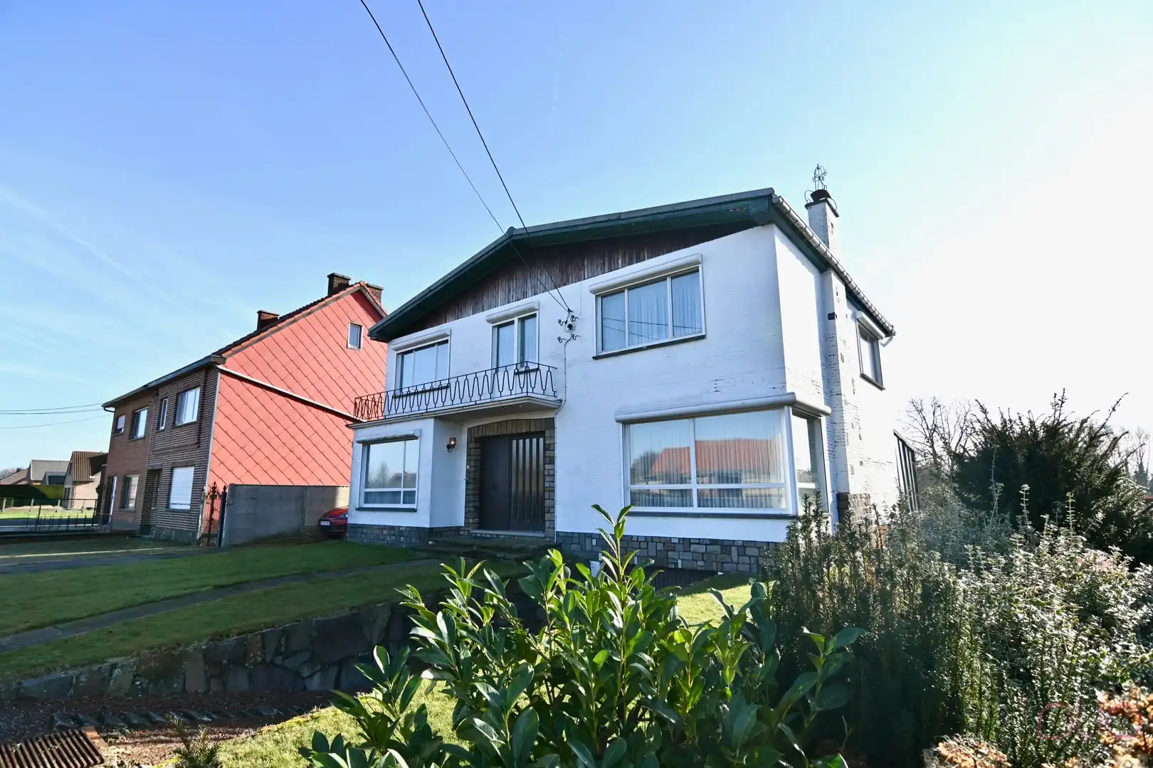 Hoofdfoto van de publicatie: Grote vrijstaande woning met zuid gerichte tuin en open zicht op de velden.