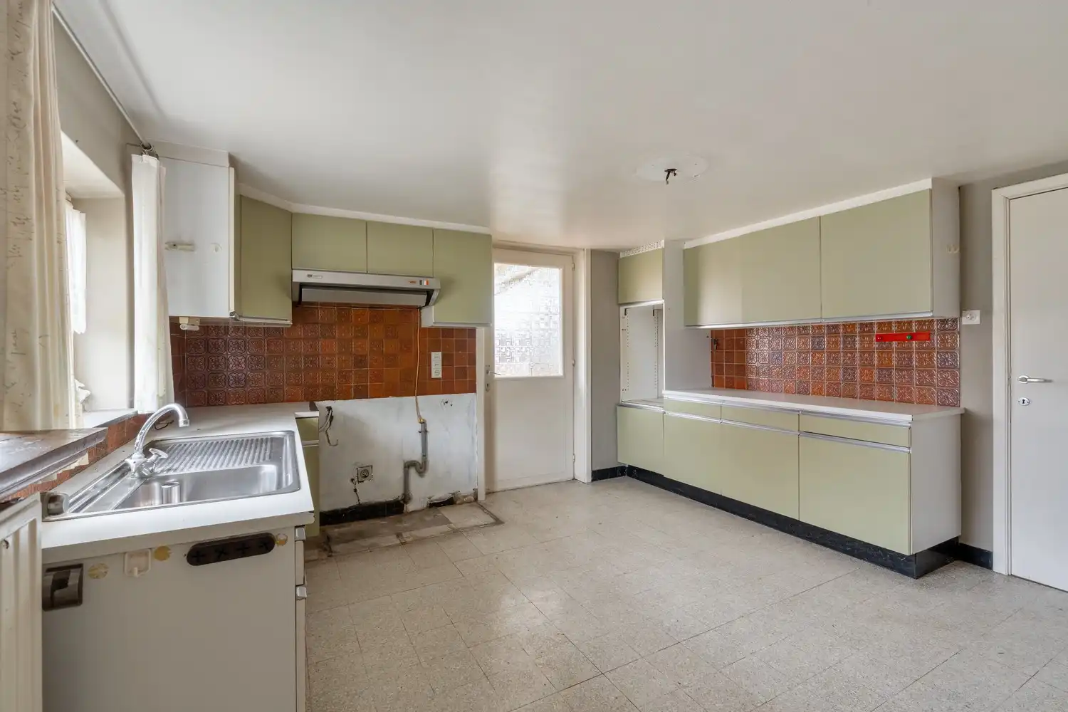 Te renoveren woning met loodsen op rustige locatie! foto 9