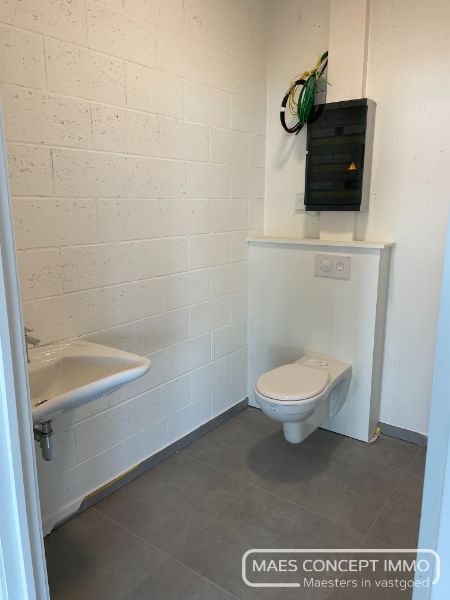 Afgewerkt (verhuurd) handelspand te koop van 125 m2 in centrum Zwevegem foto 5
