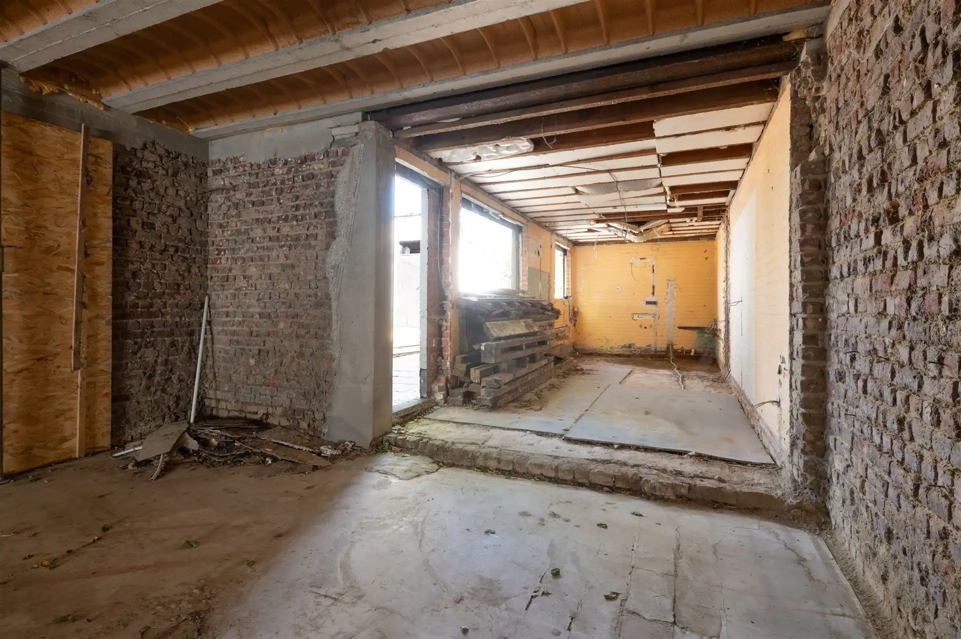 Renovatiepand met veel potentieel in Heurne! foto 6