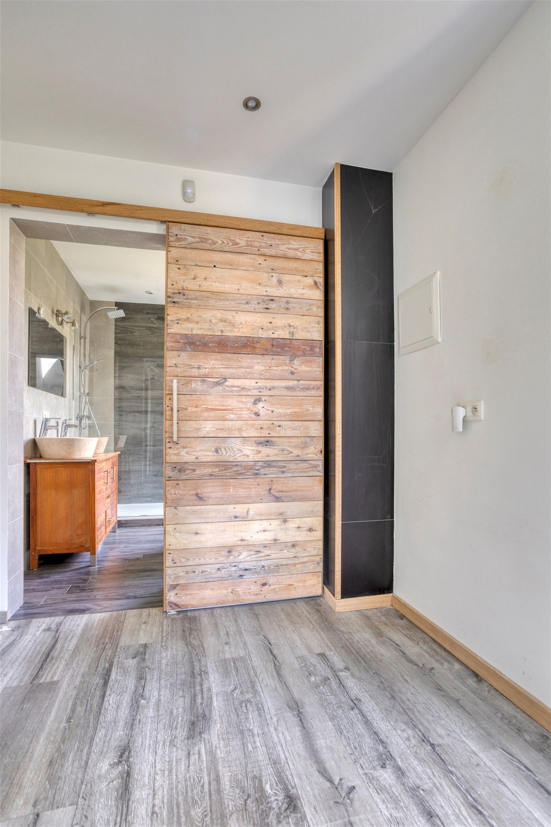 Gerenoveerde woning met 3 kamers en ZW-gerichte tuin foto 16