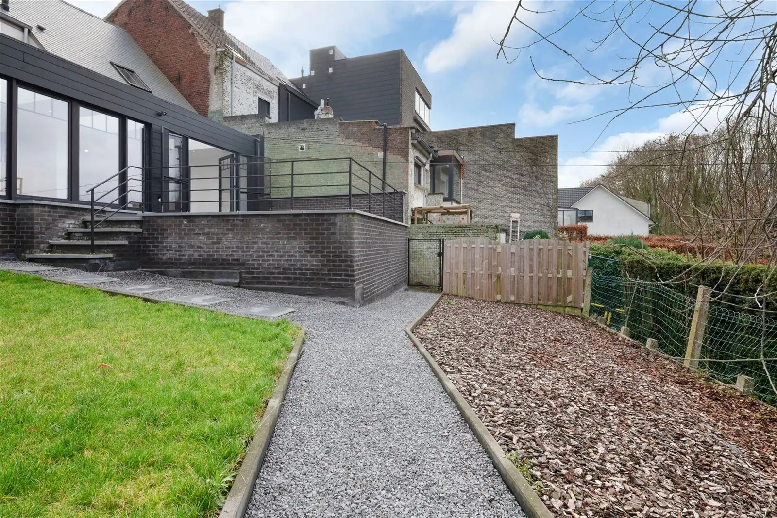 Instapklare volledig vernieuwde gezinswoning met tuin op 4are60 foto 29