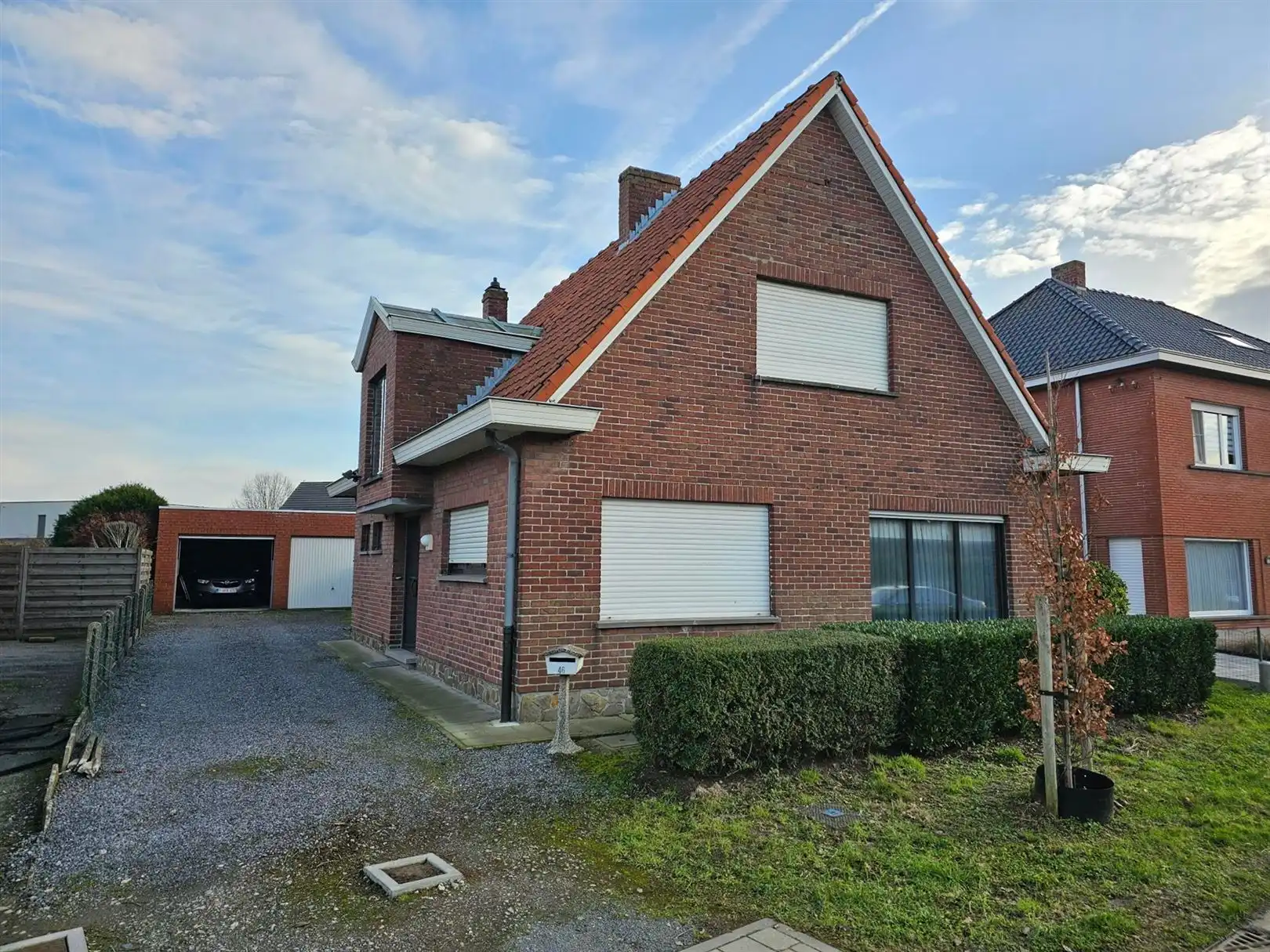 Rustig gelegen open bebouwing met 3 slaapkamers en bureau op een perceel van 920 m². foto {{pictureIndex}}