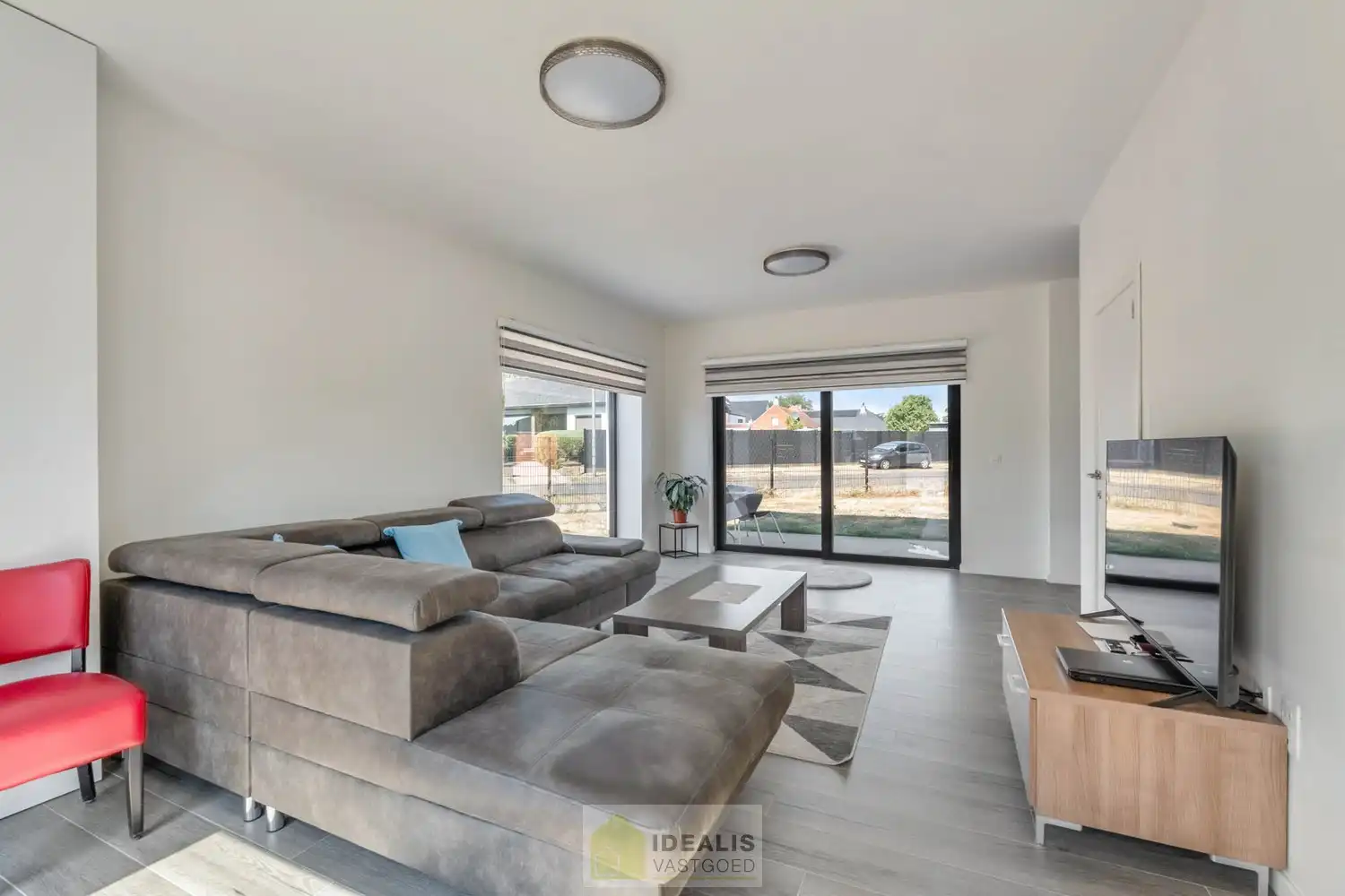IDEALIS VASTGOED – AANGENAME INSTAPKLARE ÉÉNGEZINSWONING NABIJ HET CENTRUM VAN HEPPEN (LEOPOLDSBURG)! De woning omvat 141m² netto bewoonbare oppervlakte met een fijne leefruimte, 3 slaapkamers, eetkamer, dressing en badkamer!! Zeer geschikt voor kandidaten op zoek naar een instapklare woning met een vlotte bereikbaarheid van woonkernen als Heppen, Leopoldsburg, Beringen en Ham, tevens een vlotte verbinding naar autosnelweg E314! foto 6