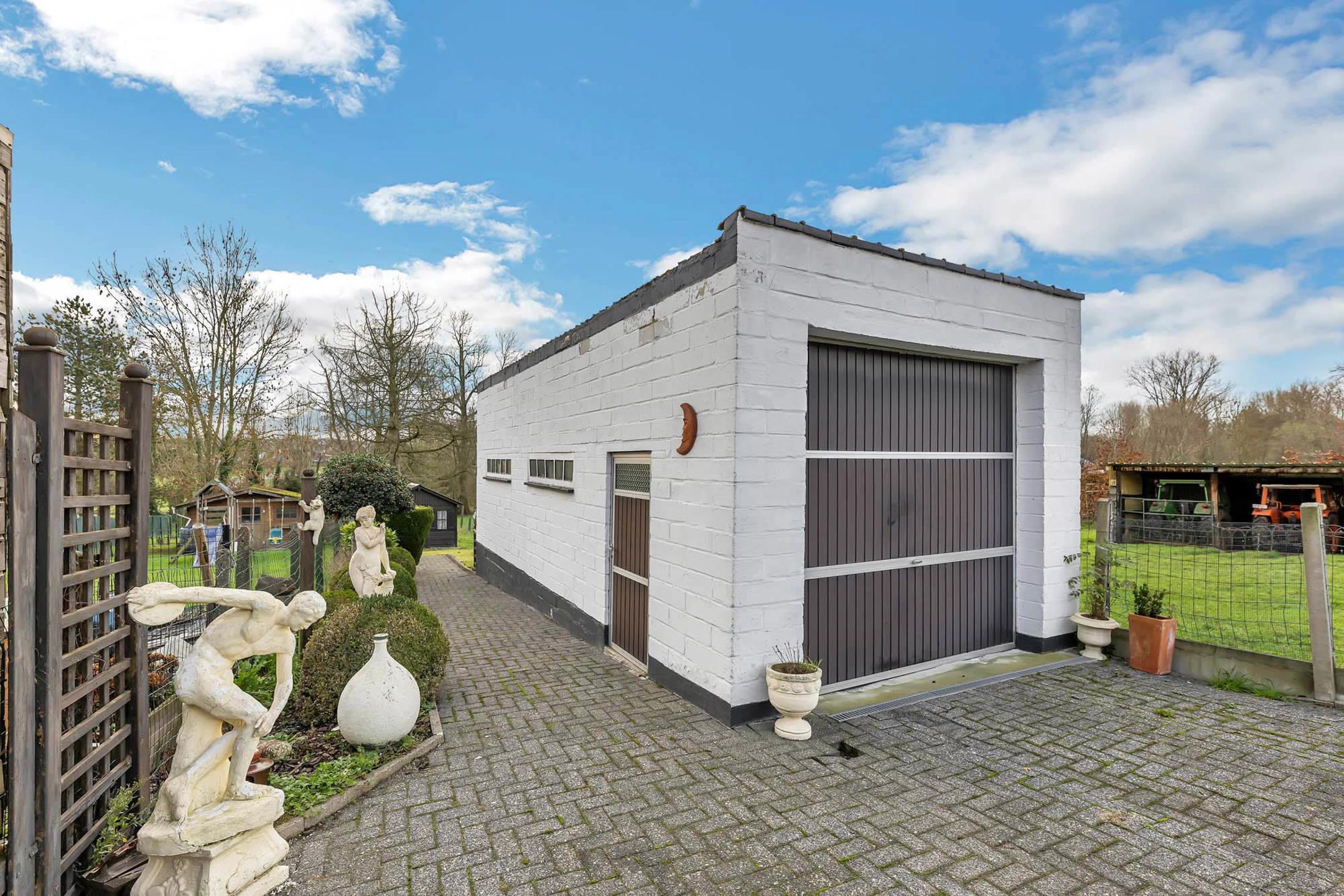 Te renoveren HOB met ruime garages en tuin foto 18