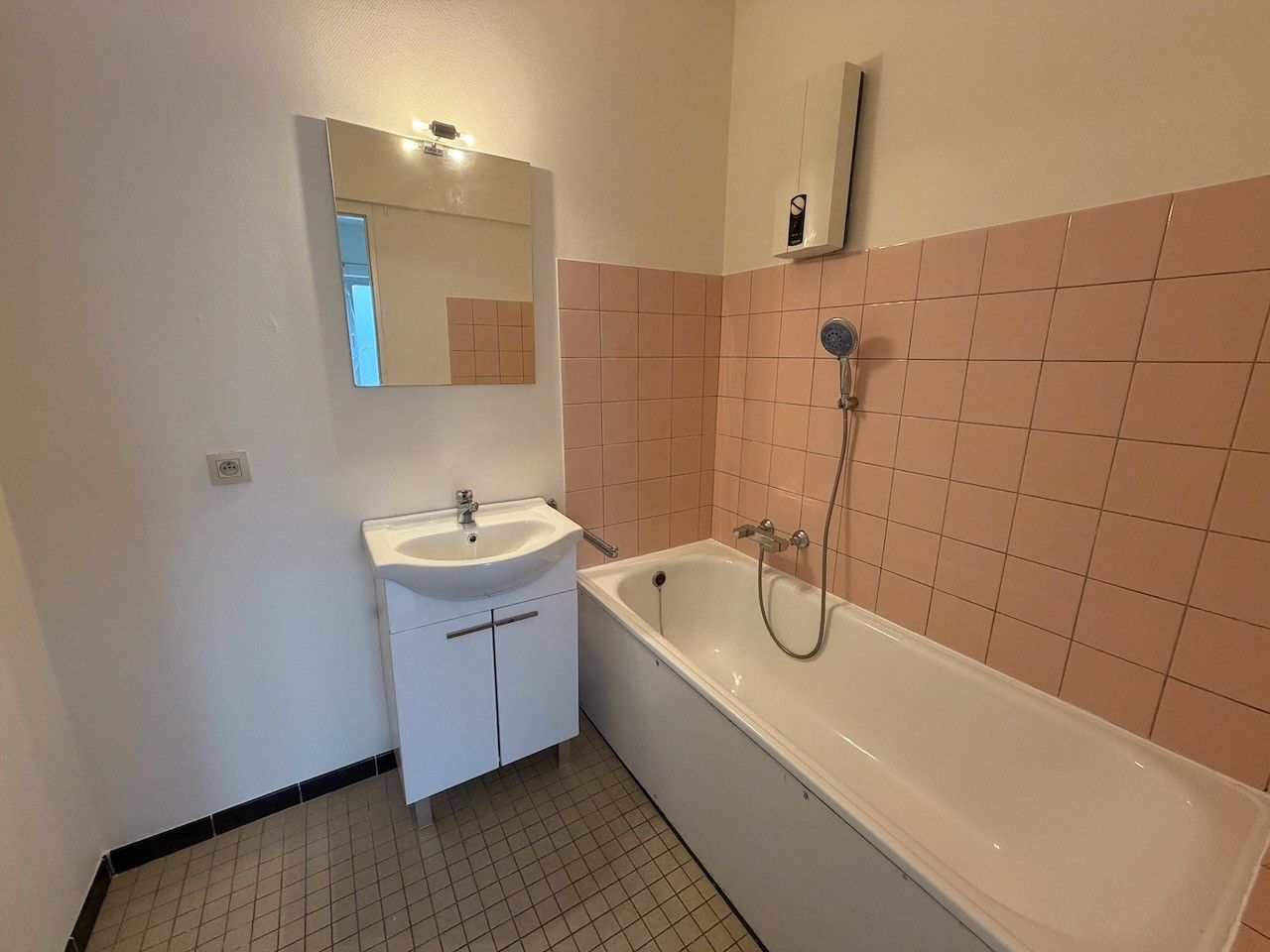 Genk-centrum, Dieplaan 29 bus 28 - Gezellig appartement met 1 slaapkamer (47 m2) en kelderberging. foto 10